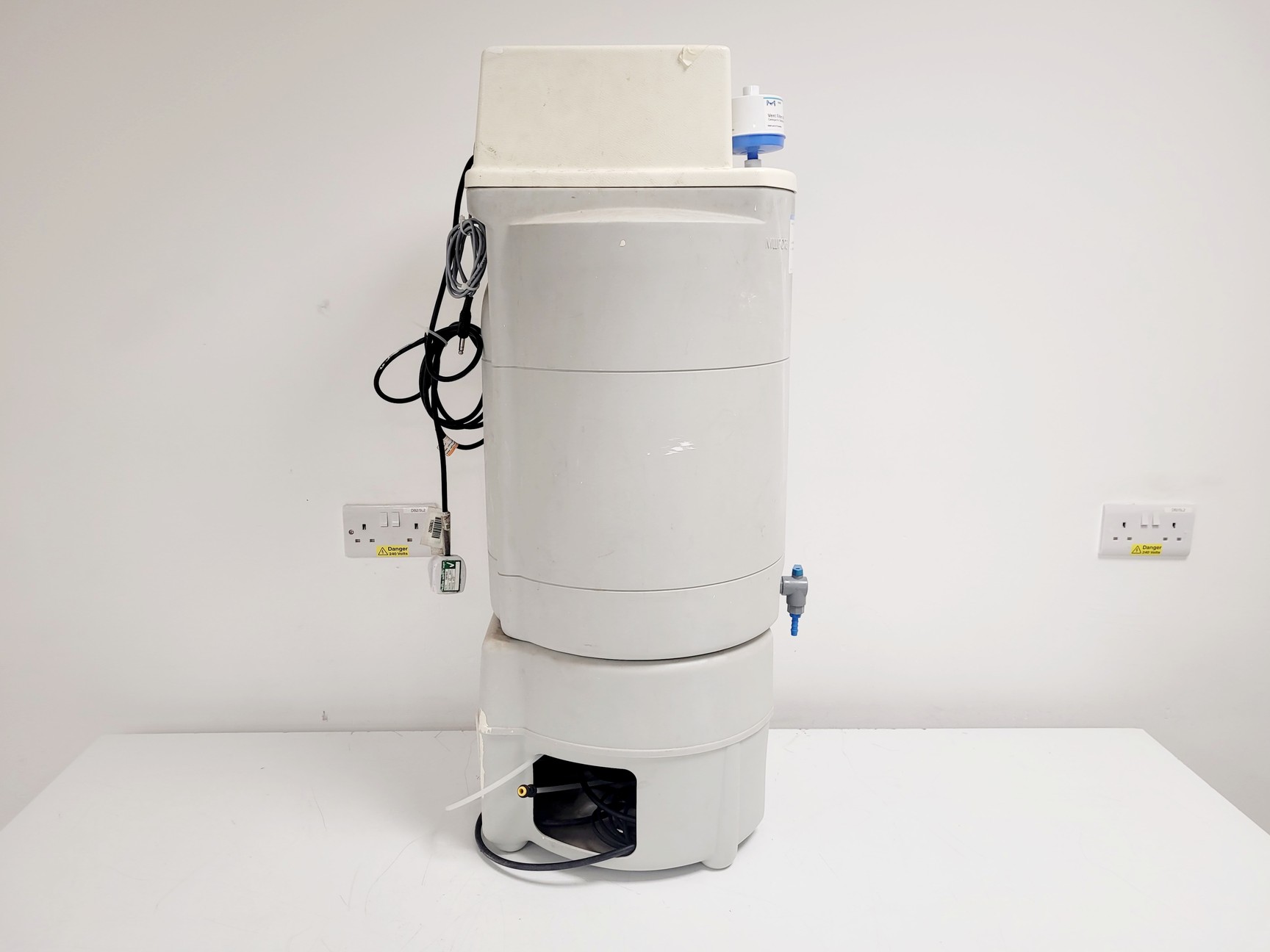 Image of Millipore Elix Essential 10 UV Water Purification System w/ 60 Litre Tank Lab