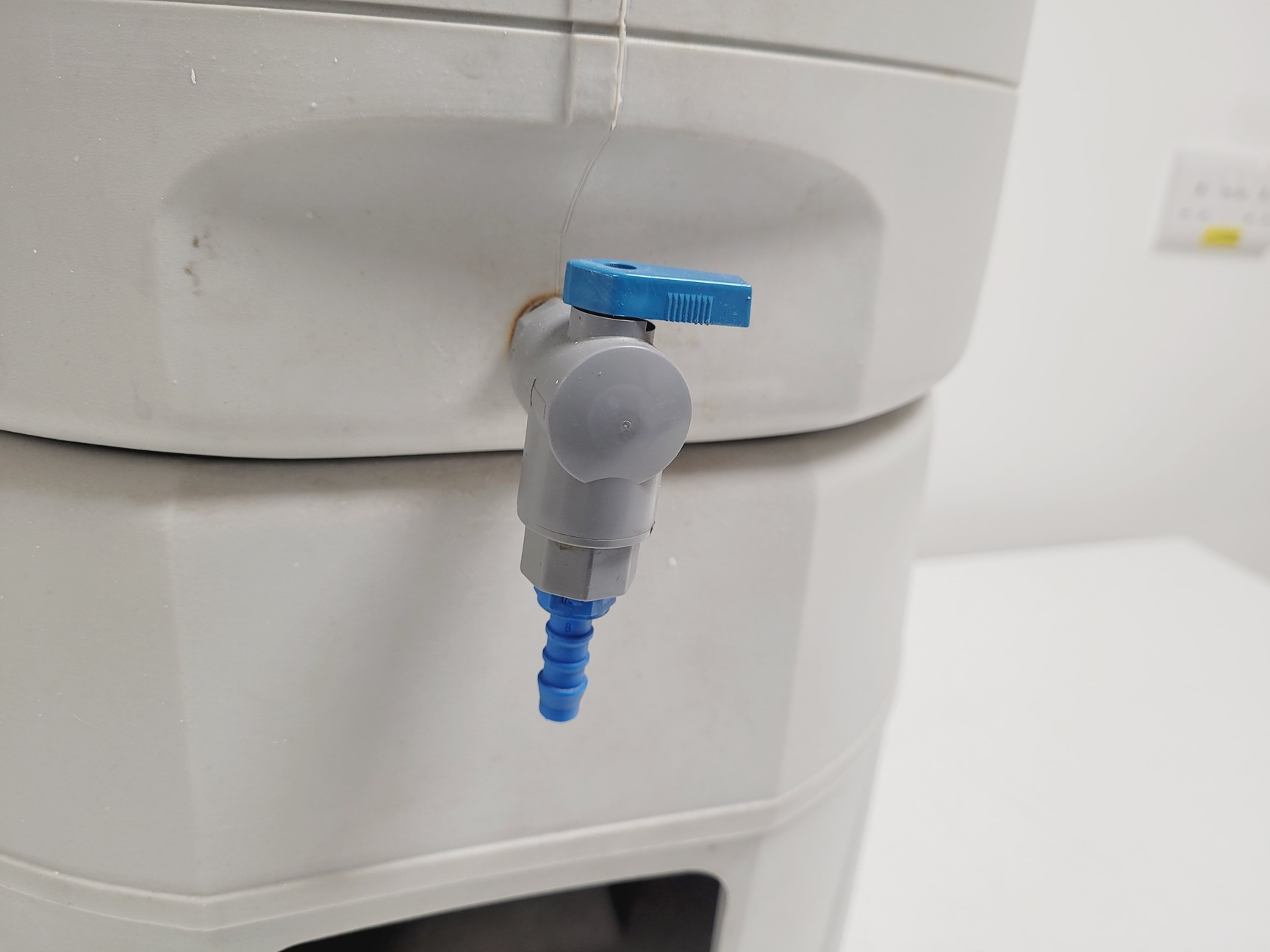 Image of Millipore Elix Essential 10 UV Water Purification System w/ 60 Litre Tank Lab