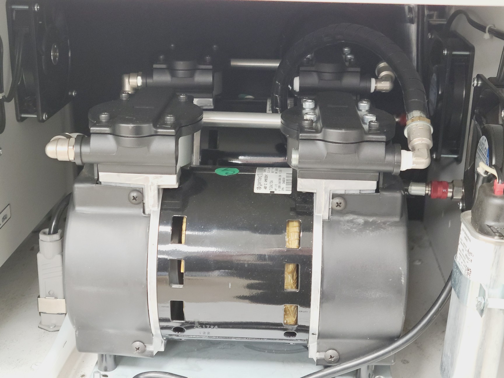 Image of PEAK Scientific Genius 3031 Nitrogen Generator (2016) Lab
