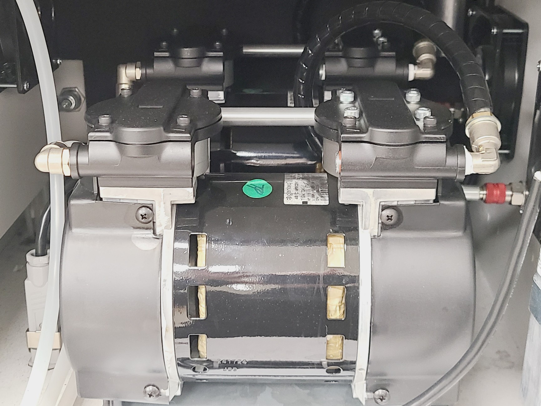 Image of PEAK Scientific Genius 3031 Nitrogen Generator (2016) Lab