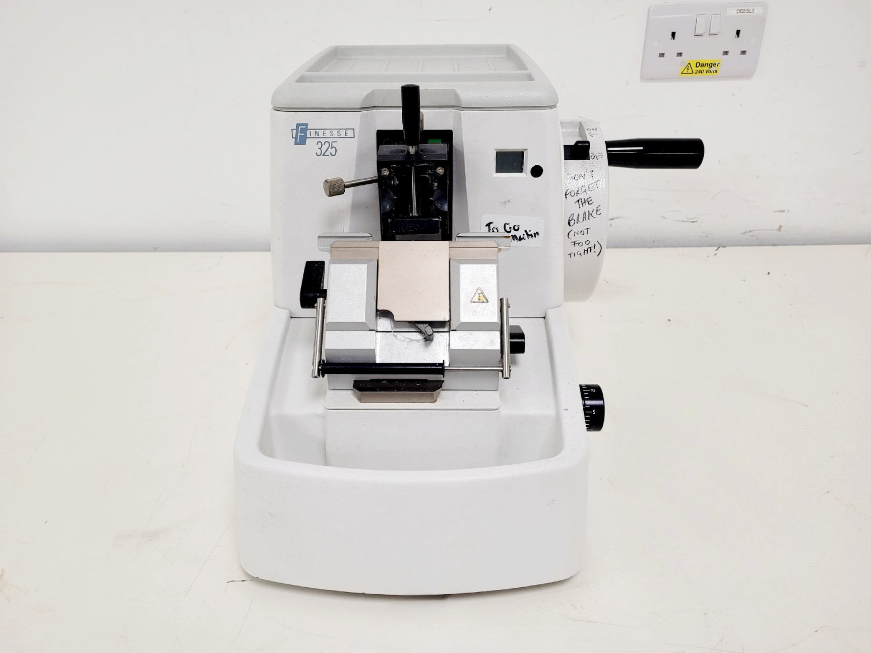 Image of Thermo Shandon Finesse 325 Microtome Lab