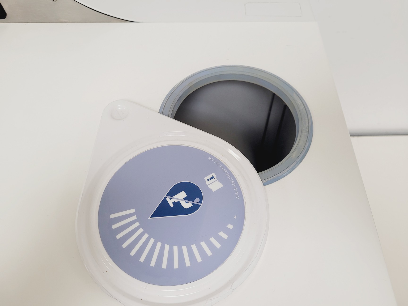 Image of Eschmann Little Sister SES 3000B Vacuum Autoclave Lab