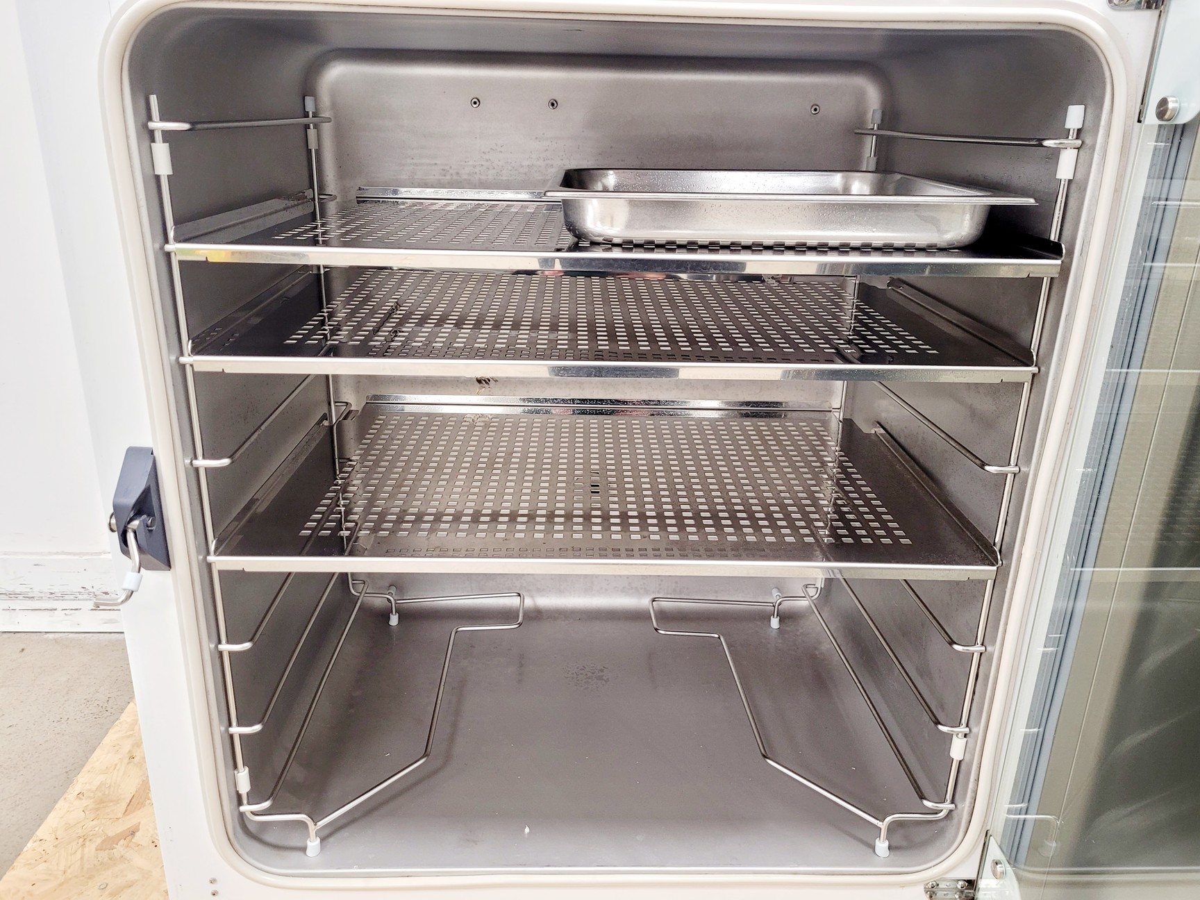 Image of LEEC Precision 190D Culture Safe CO2 Incubator