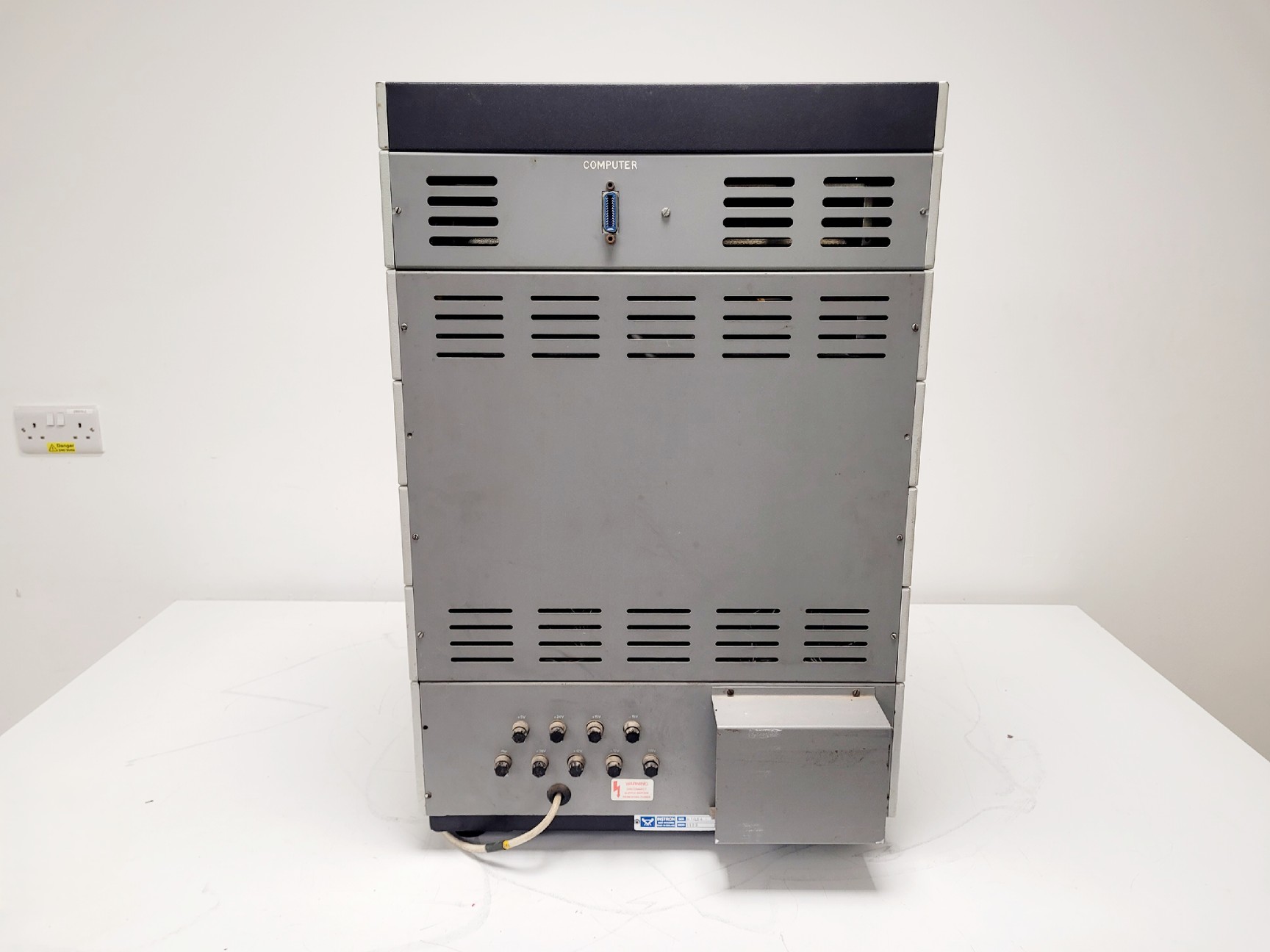 Image of Instron 1122 Universal Testing Machine w/ 3x Load Cells, Accessories 