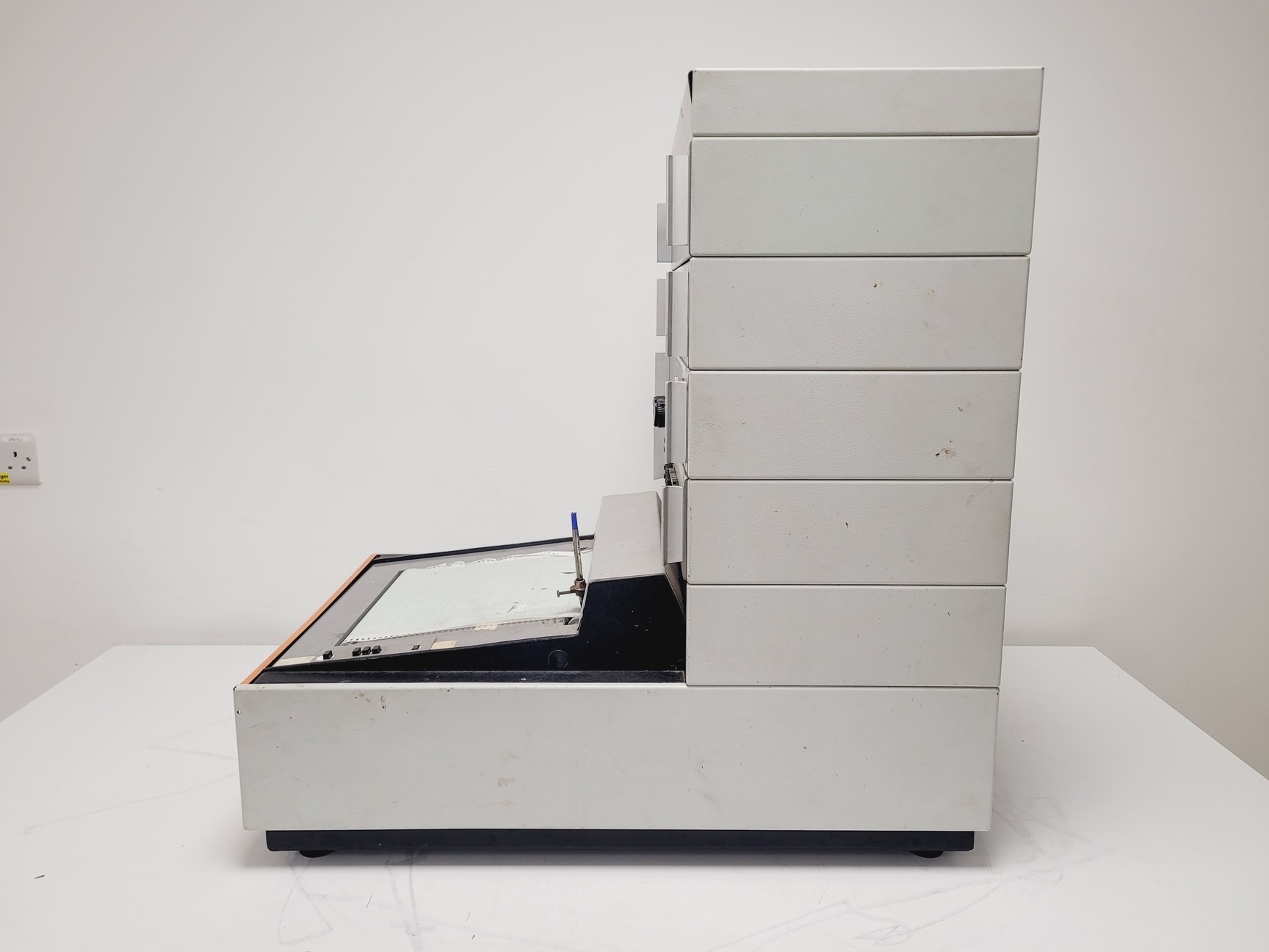 Image of Instron 1122 Universal Testing Machine w/ 3x Load Cells, Accessories 
