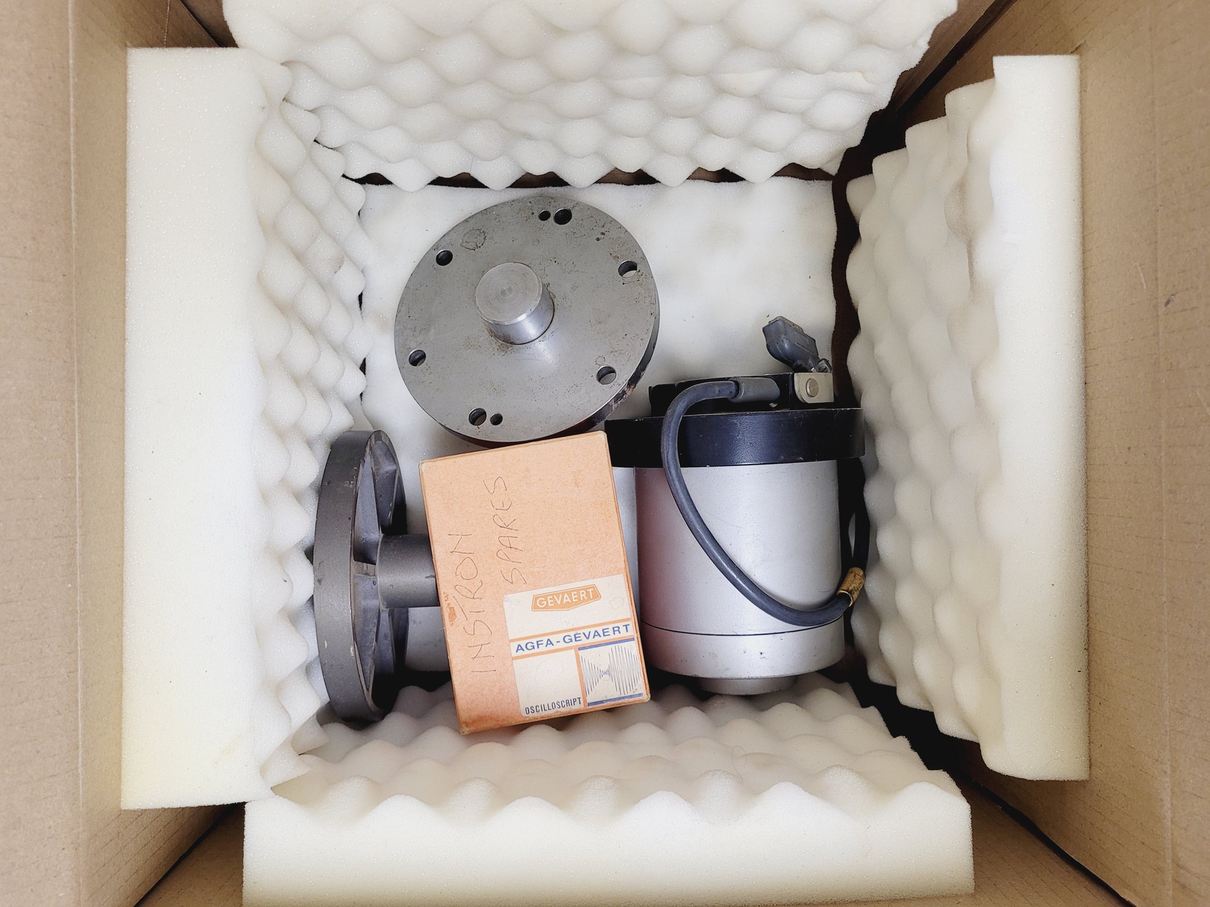 Image of Instron 1122 Universal Testing Machine w/ 3x Load Cells, Accessories 
