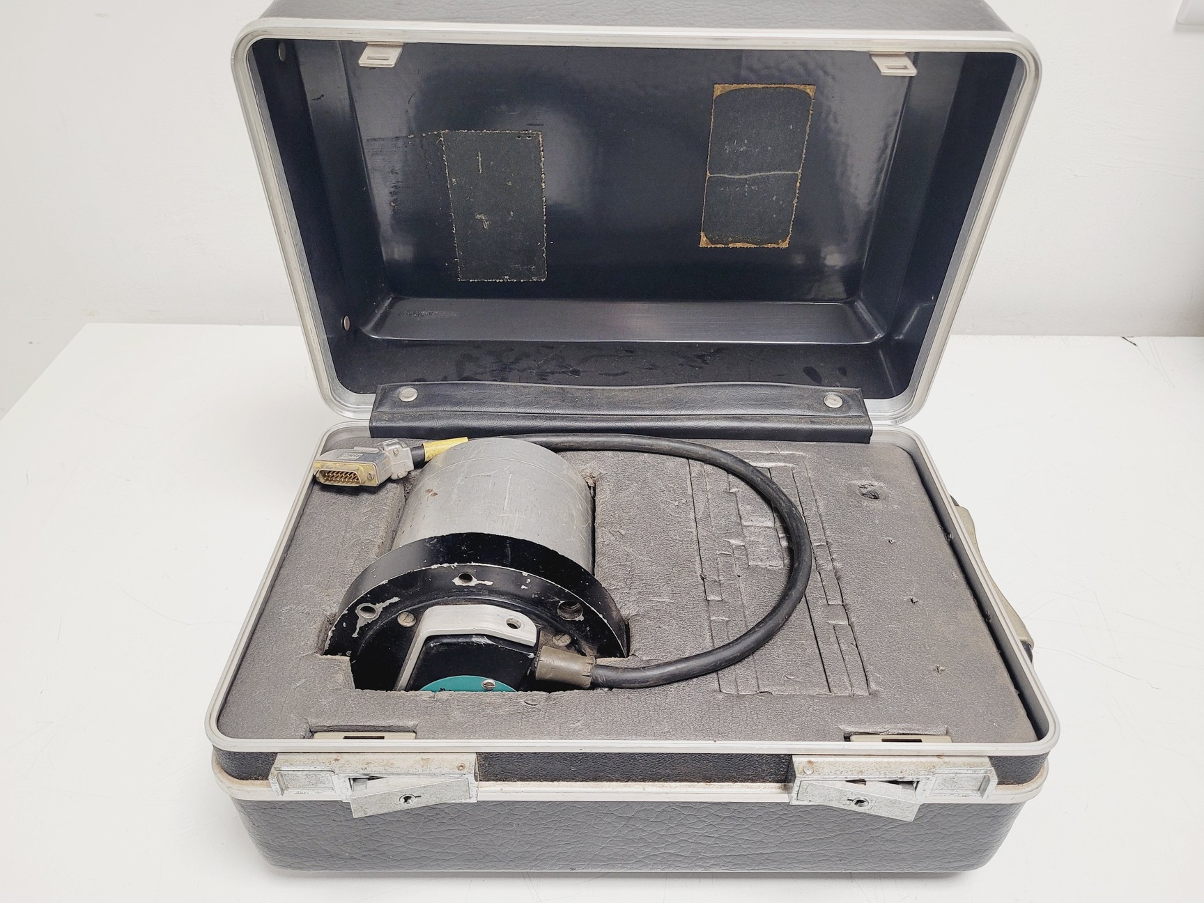 Image of Instron 1122 Universal Testing Machine w/ 3x Load Cells, Accessories 