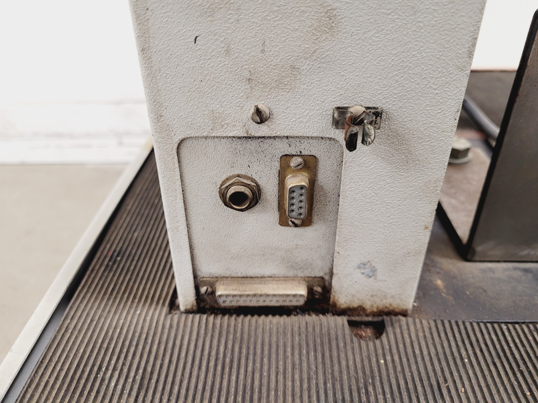 Image of Instron 1122 Universal Testing Machine w/ 3x Load Cells, Accessories 
