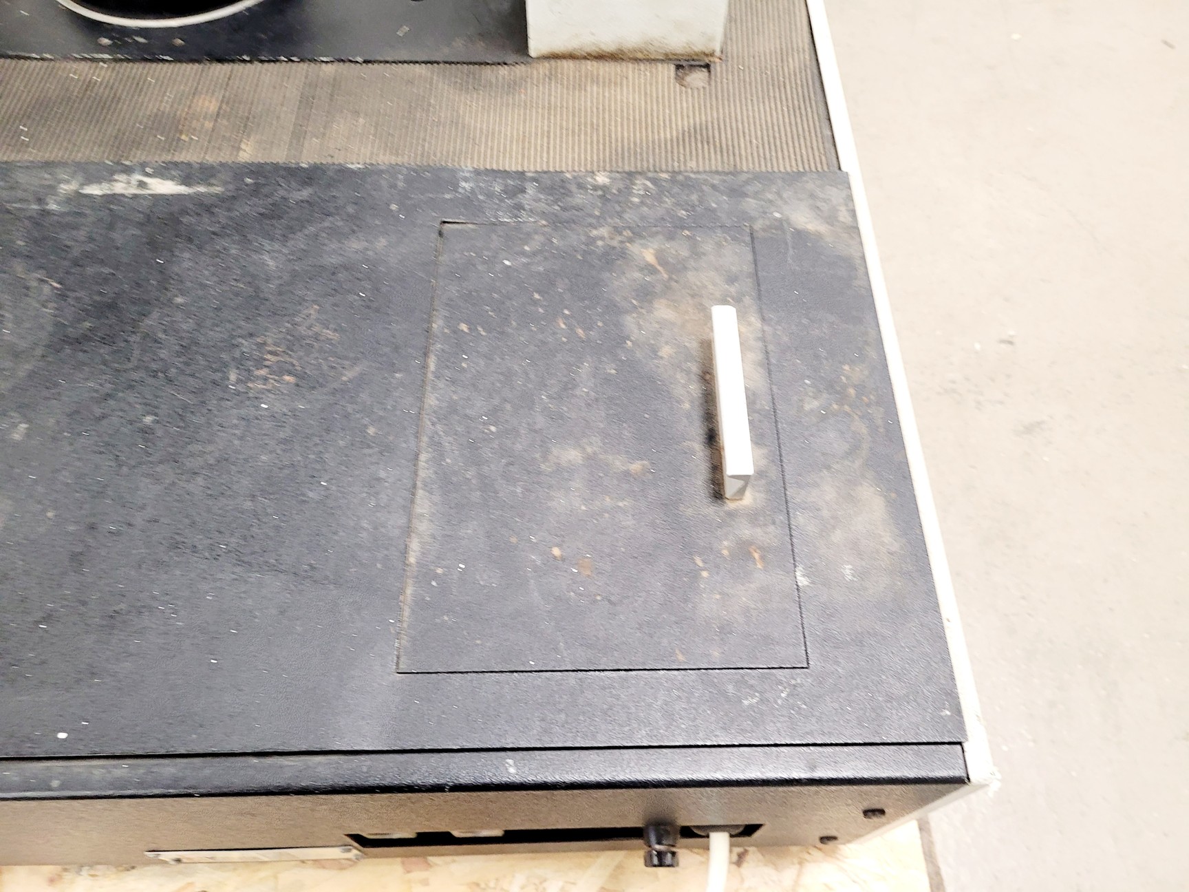 Image of Instron 1122 Universal Testing Machine w/ 3x Load Cells, Accessories 
