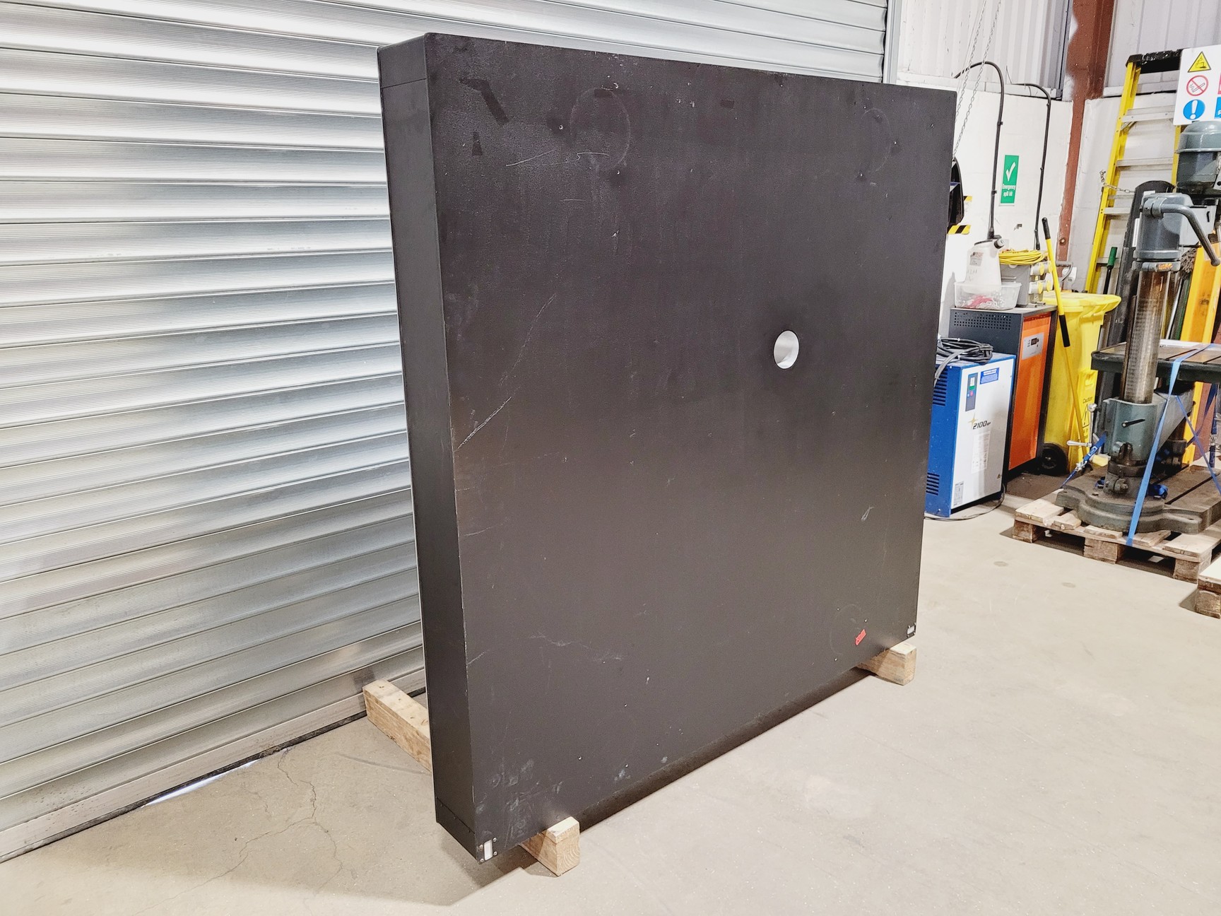 Image of Newport SmartTable UT2 180 x 180cm w/4 x S-2000 Series Stabilizers