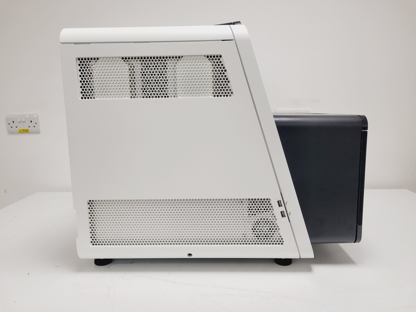 Image of Illumina NextSeq 500 DNA Sequencer Lab