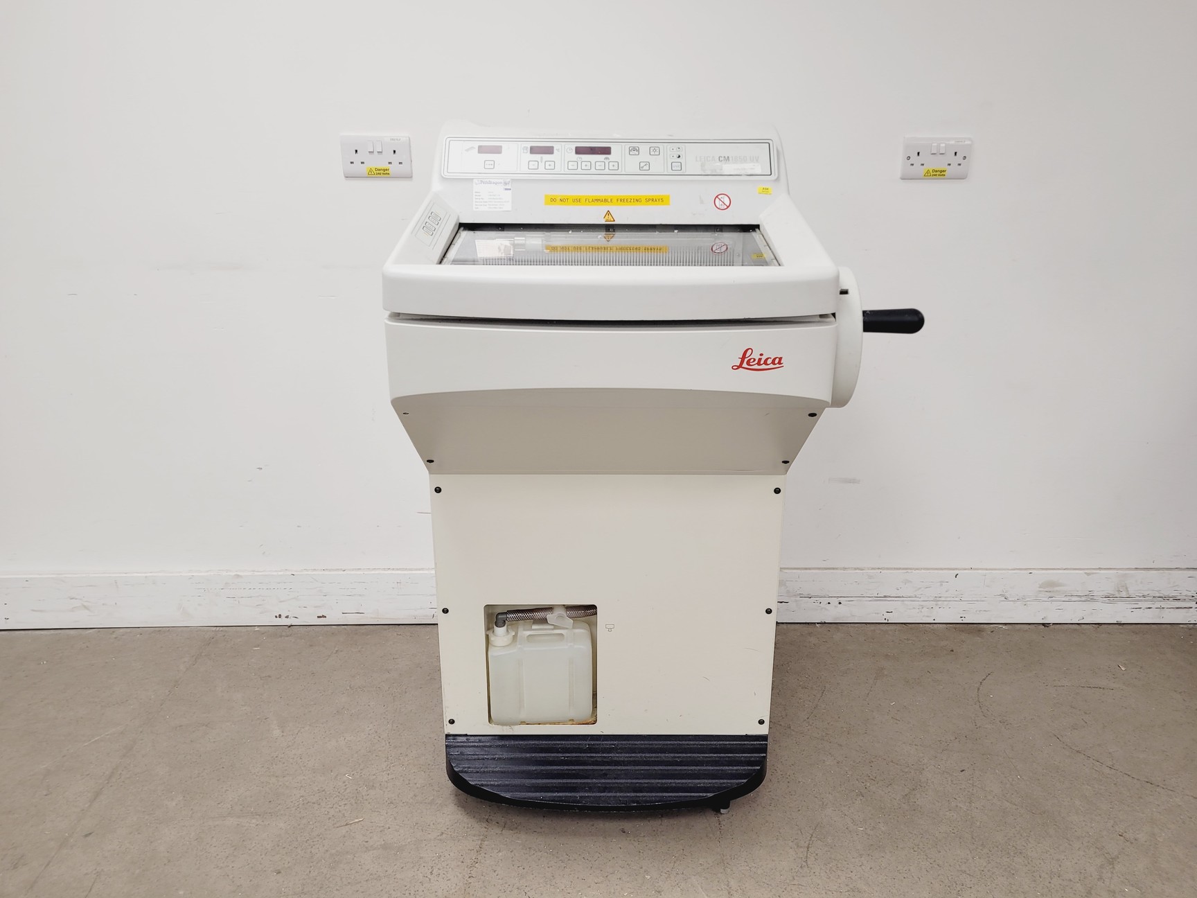 Image of Leica CM1850 UV Cryostat Lab