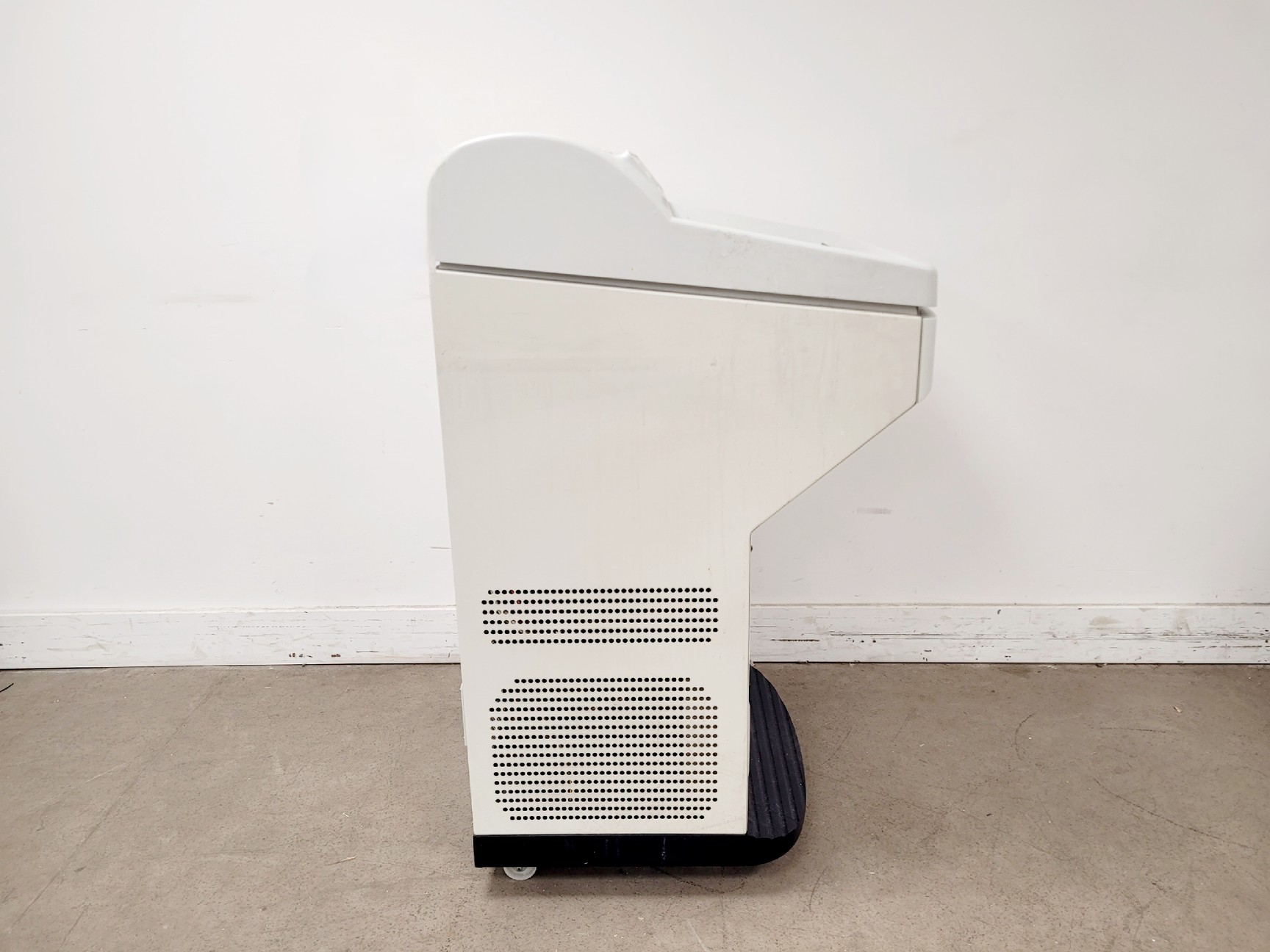 Image of Leica CM1850 UV Cryostat Lab