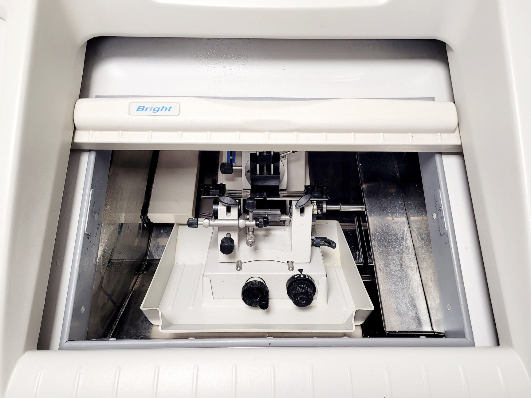 Image of Bright Model OTF5000 Cryostat w/ 2 x Cryo-m-bed, 2 x Object Holders & Blade