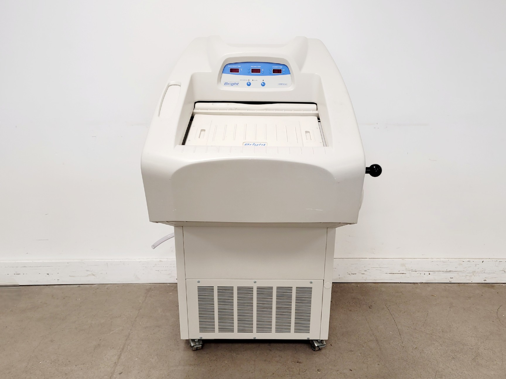 Image of Bright Model OTF5000 Cryostat w/ 2 x Cryo-m-bed, 2 x Object Holders & Blade