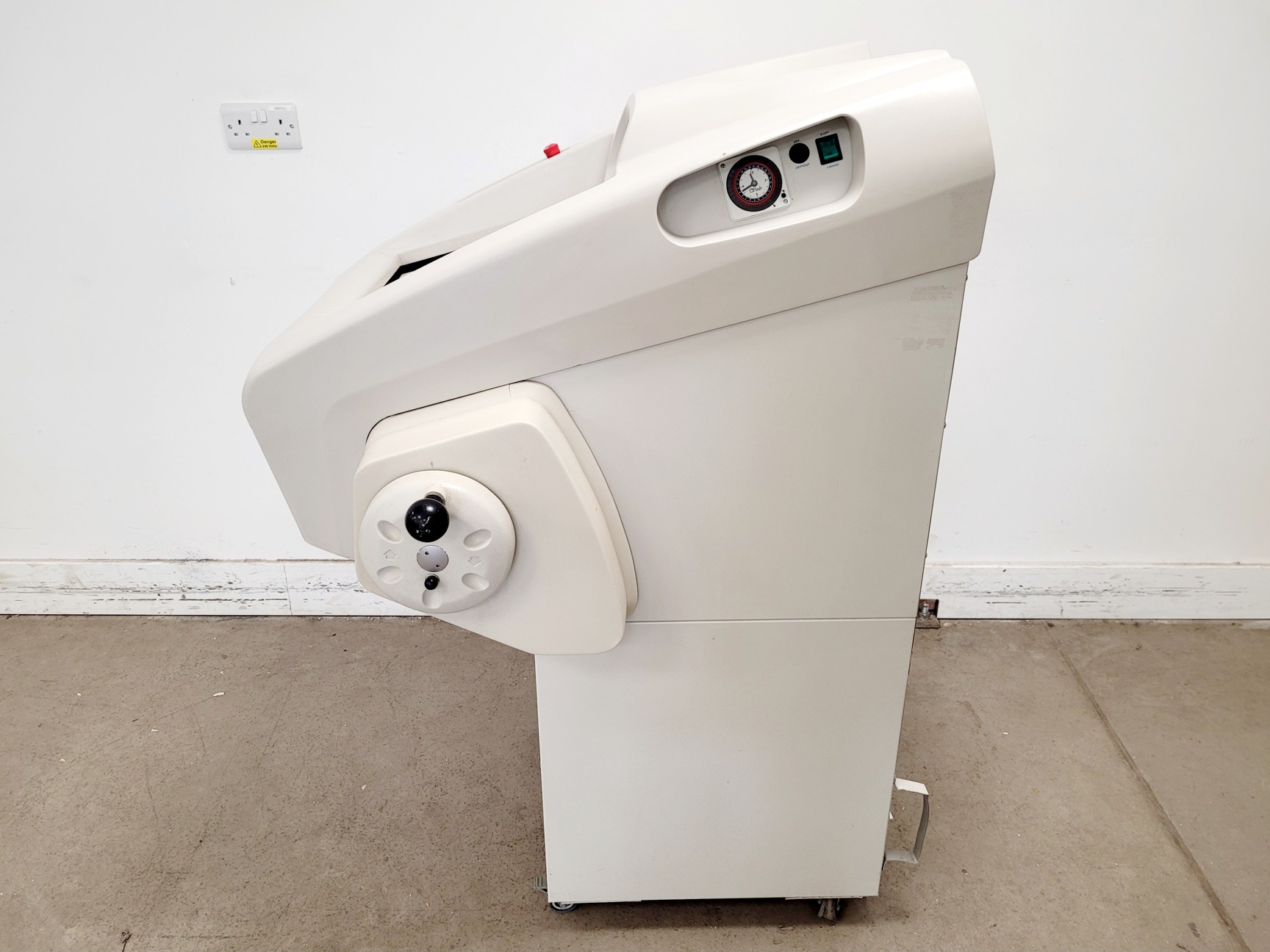 Image of Bright Model OTF5000 Cryostat w/ 2 x Cryo-m-bed, 2 x Object Holders & Blade