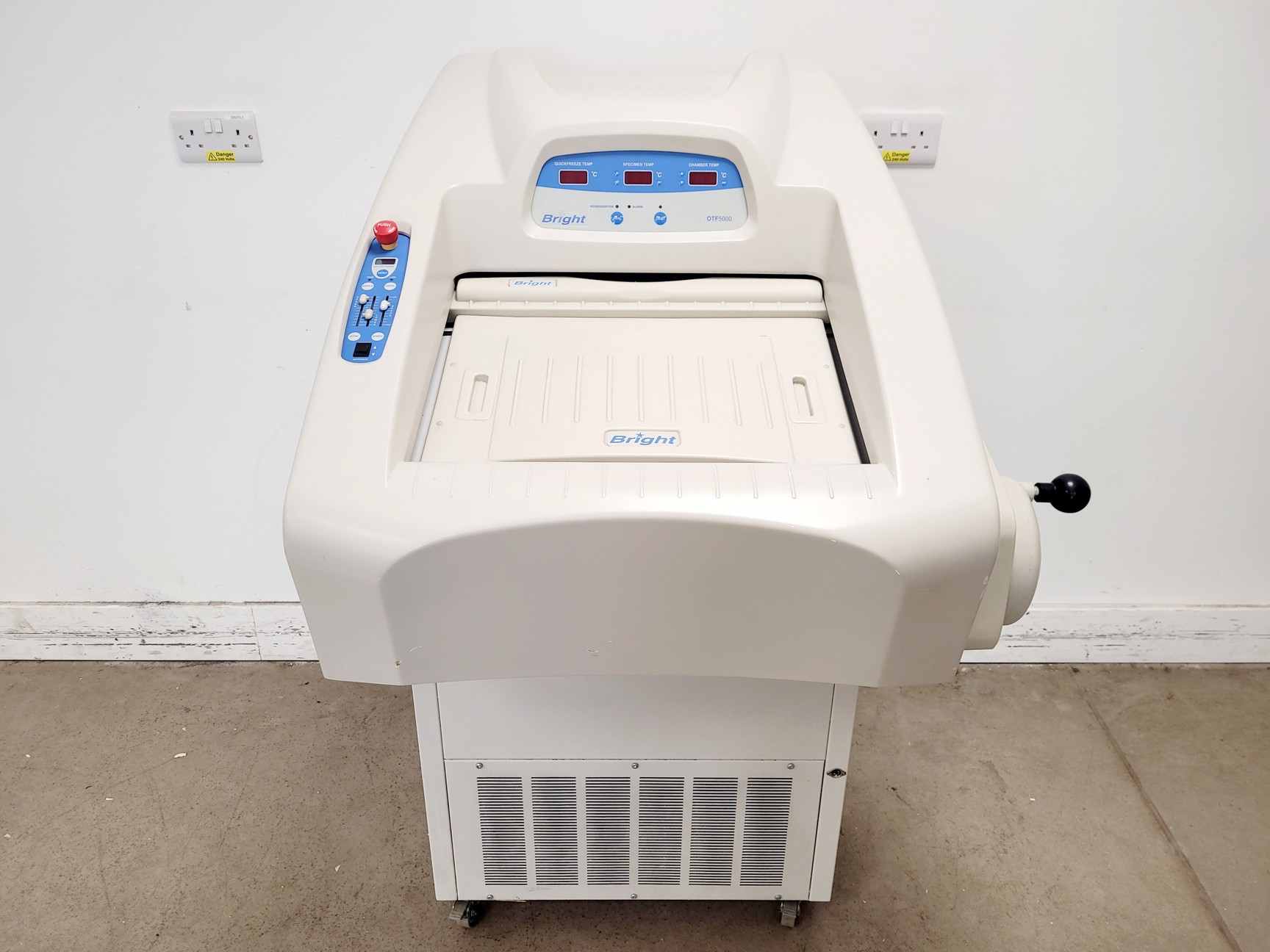 Image of Bright Model OTF5000 Cryostat w/ 2 x Cryo-m-bed, 2 x Object Holders & Blade