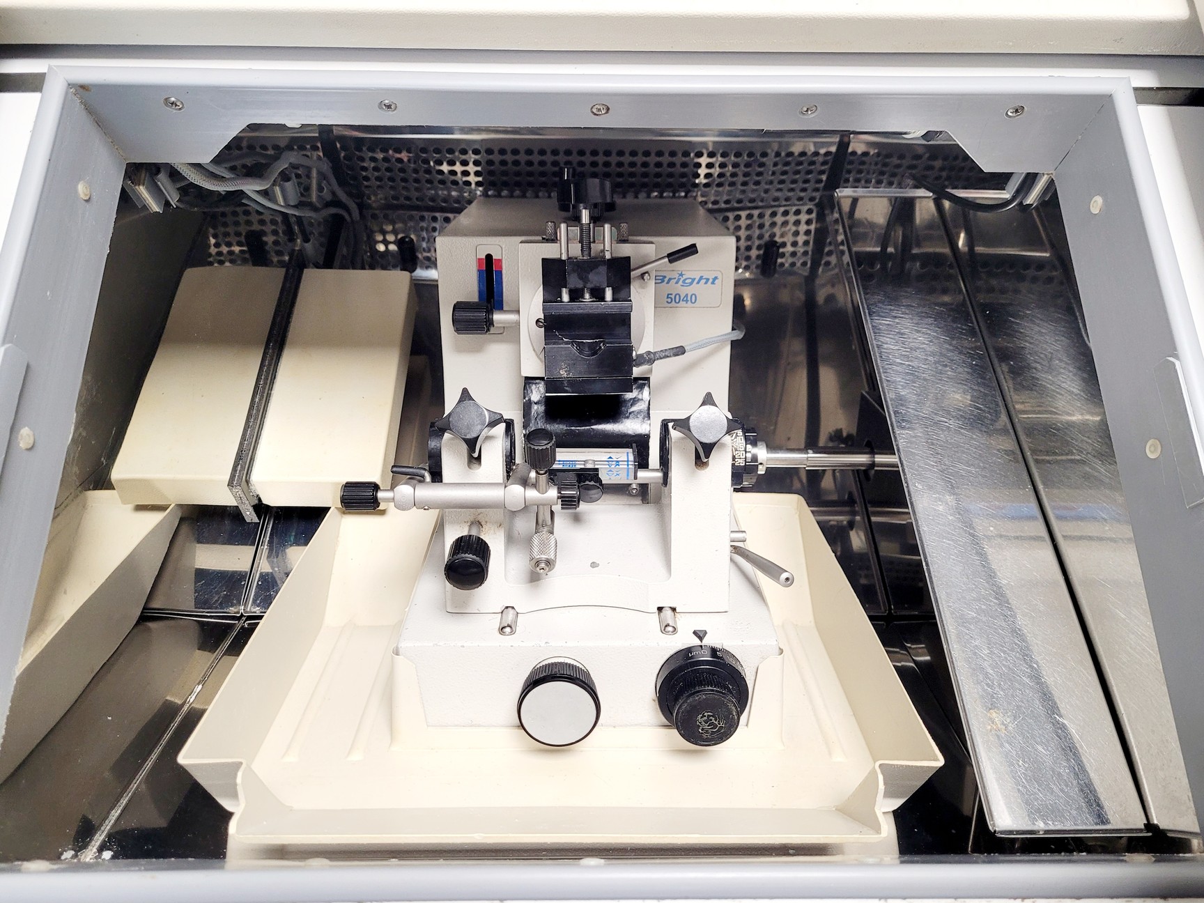 Image of Bright Model OTF5000 Cryostat w/ 2 x Cryo-m-bed, 2 x Object Holders & Blade