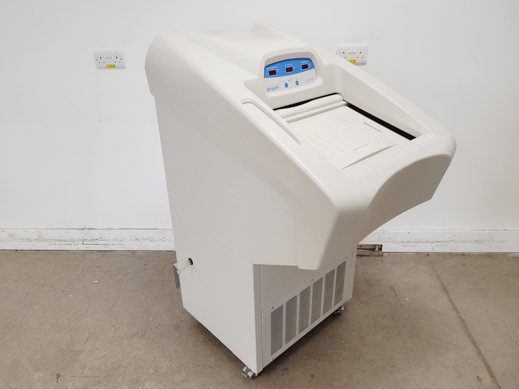 Image of Bright Model OTF5000 Cryostat w/ 2 x Cryo-m-bed, 2 x Object Holders & Blade