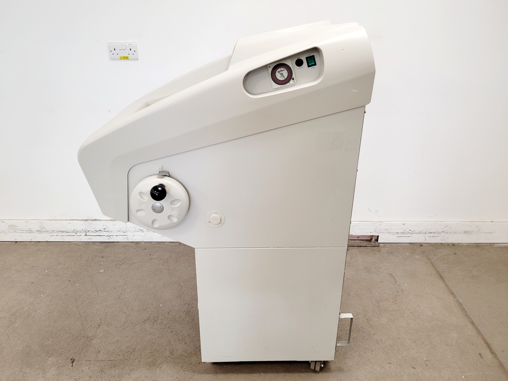 Image of Bright Model OTF5000 Cryostat w/ 2 x Cryo-m-bed, 2 x Object Holders & Blade