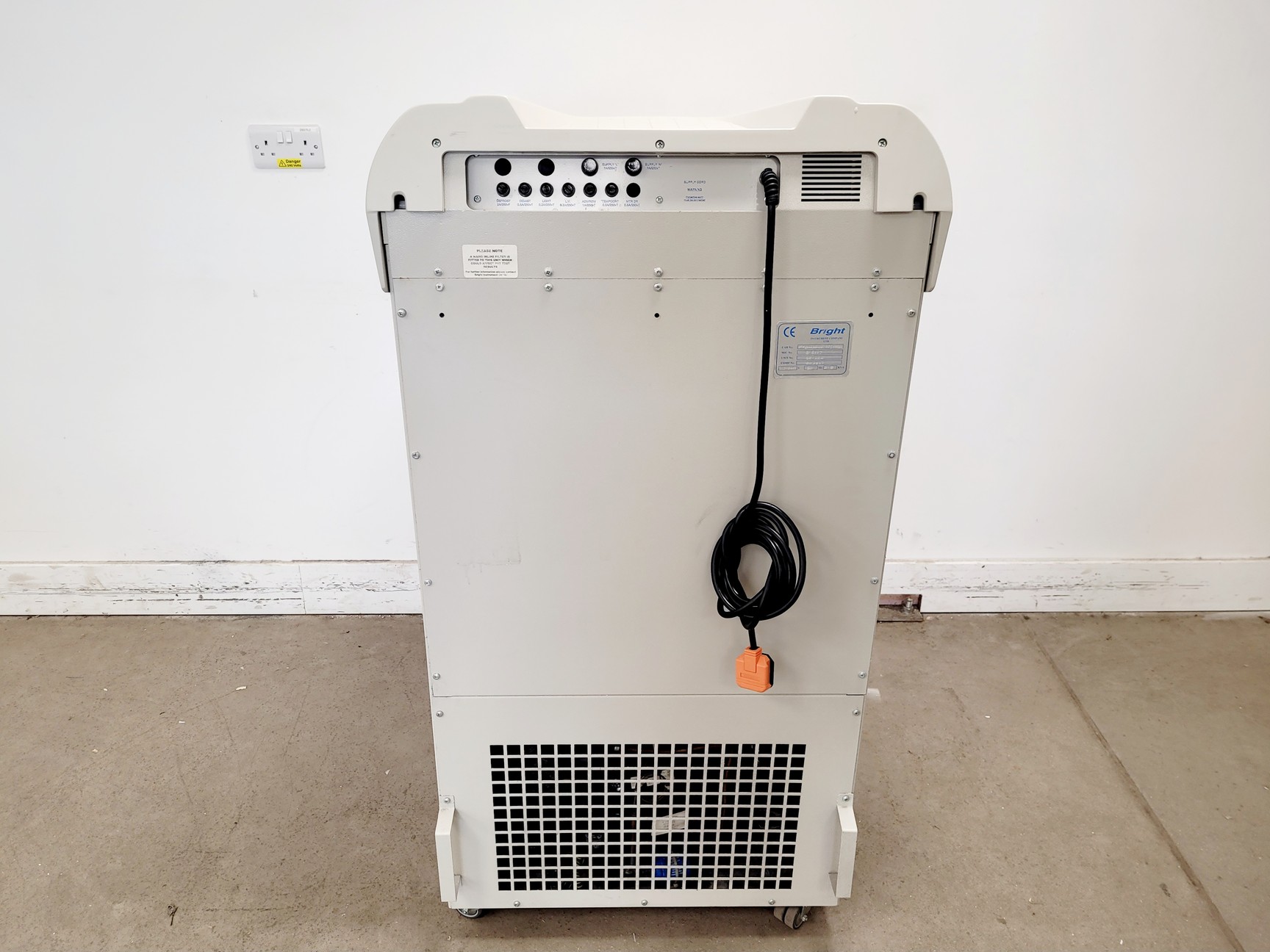 Image of Bright Model OTF5000 Cryostat w/ 2 x Cryo-m-bed, 2 x Object Holders & Blade