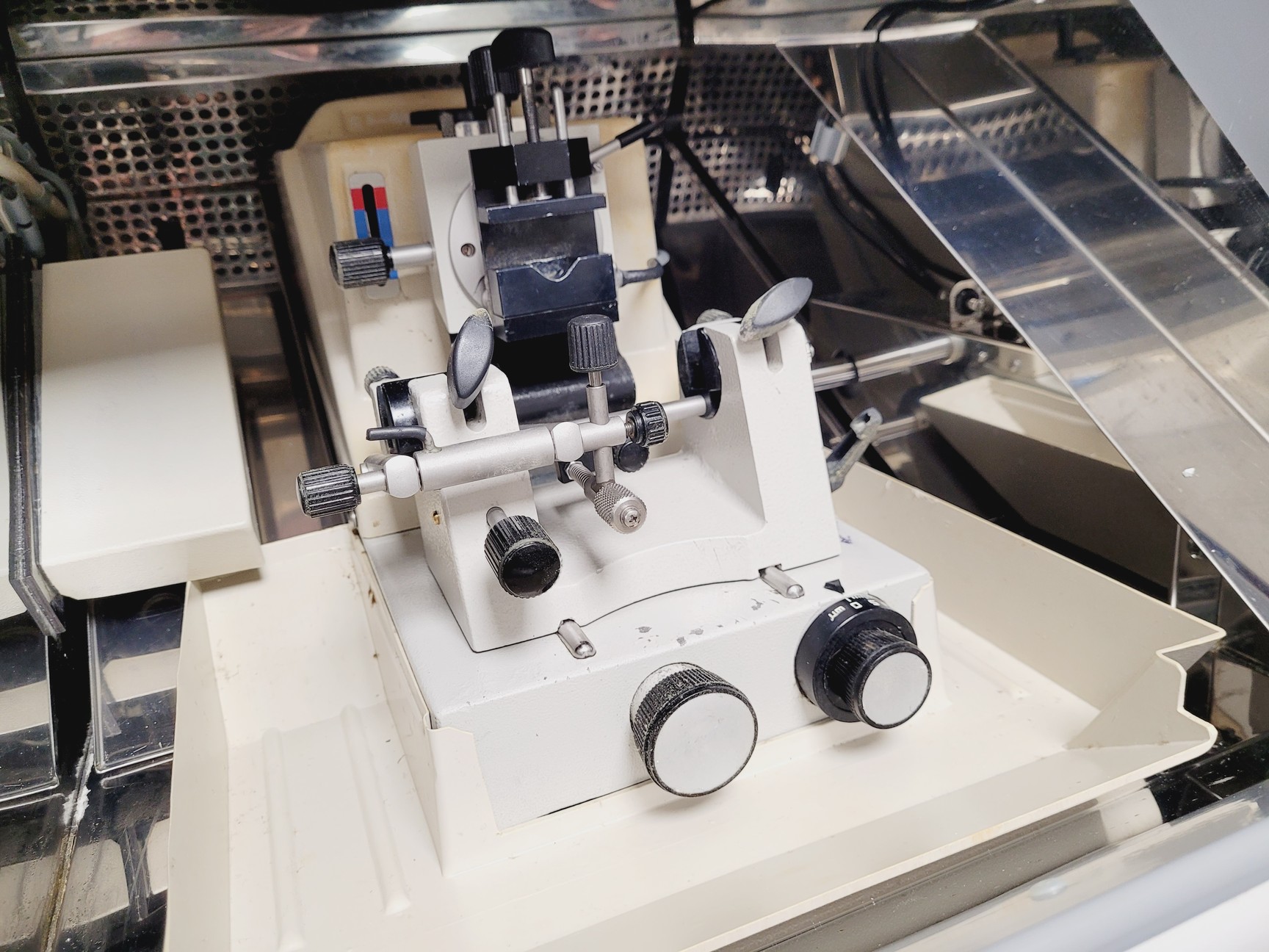 Image of Bright Model OTF5000 Cryostat w/ 2 x Cryo-m-bed, 2 x Object Holders & Blade
