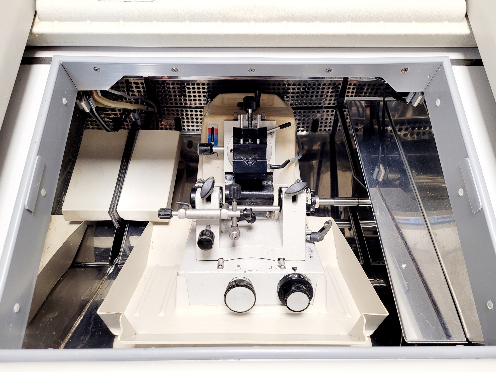 Image of Bright Model OTF5000 Cryostat w/ 2 x Cryo-m-bed, 2 x Object Holders & Blade