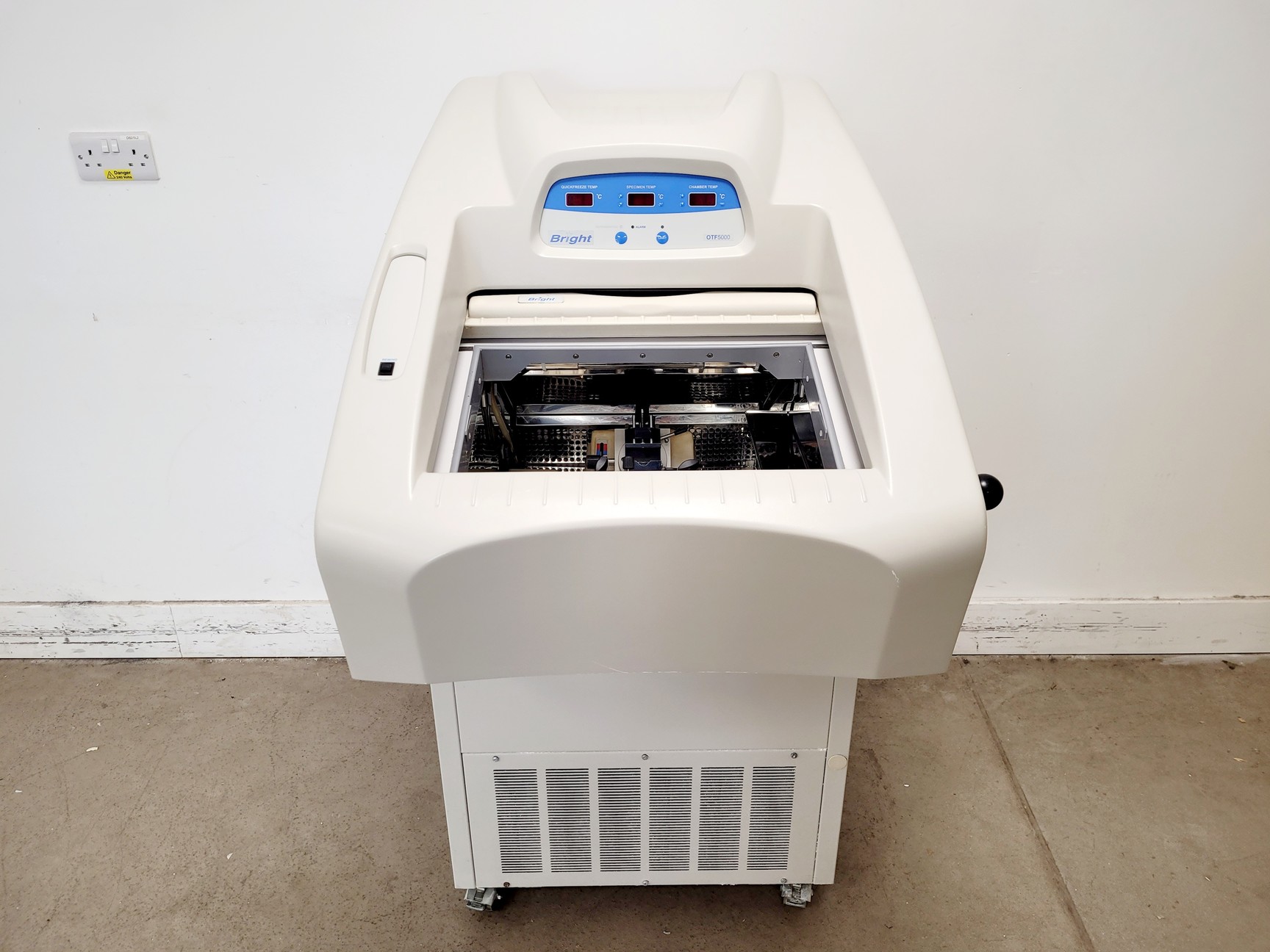 Image of Bright Model OTF5000 Cryostat w/ 2 x Cryo-m-bed, 2 x Object Holders & Blade