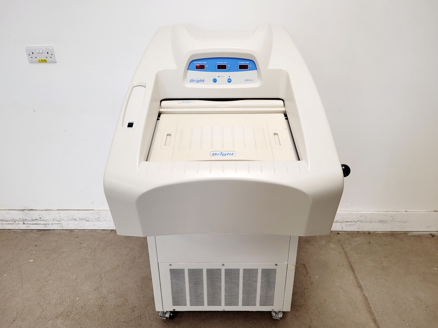 Image of Bright Model OTF5000 Cryostat w/ 2 x Cryo-m-bed, 2 x Object Holders & Blade