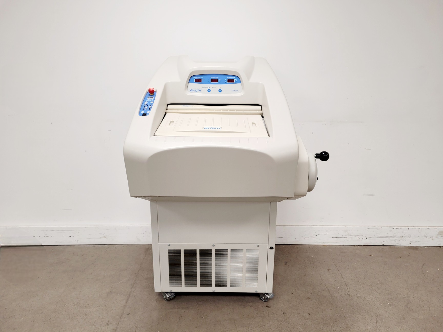 Image of Bright Model OTF5000 Cryostat w/ 2 x Cryo-m-bed, 2 x Object Holders & Blade