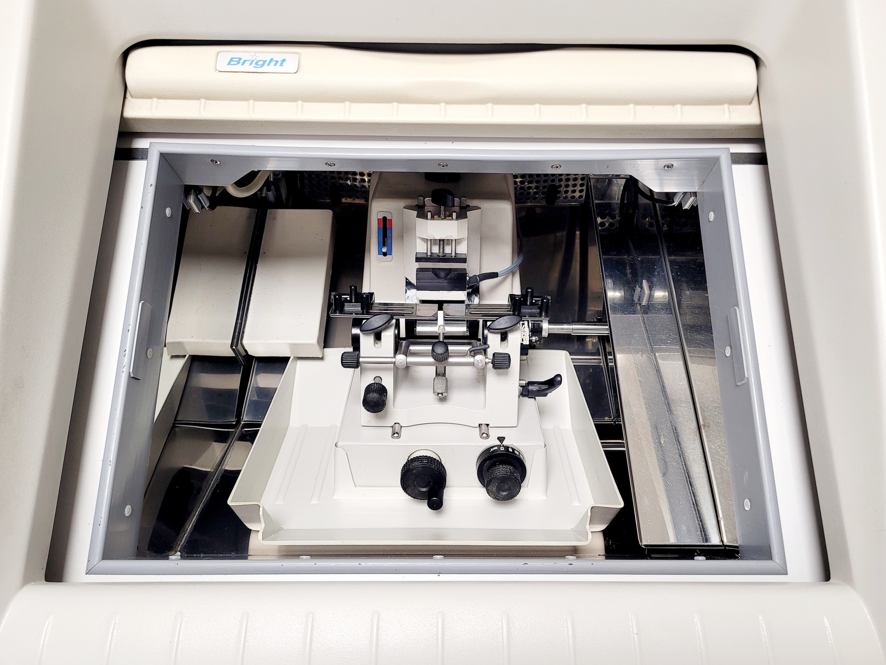 Image of Bright Model OTF5000 Cryostat w/ 2 x Cryo-m-bed, 2 x Object Holders & Blade