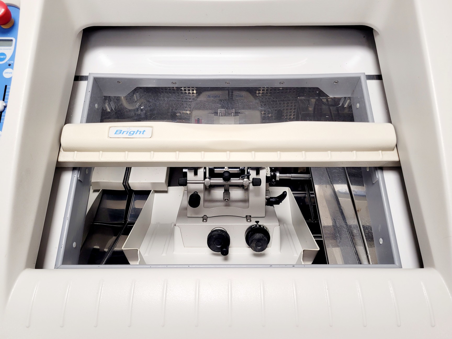Image of Bright Model OTF5000 Cryostat w/ 2 x Cryo-m-bed, 2 x Object Holders & Blade
