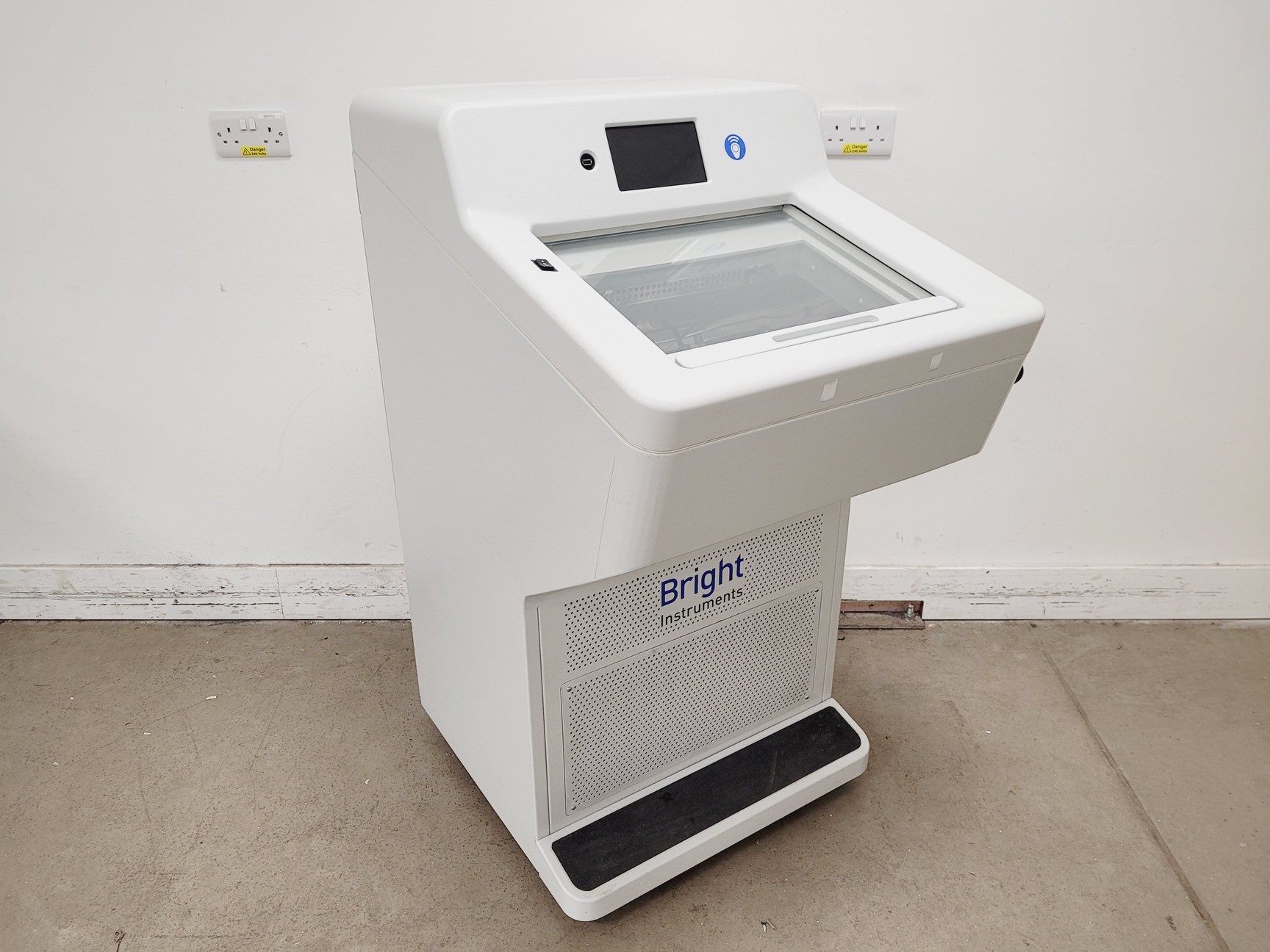 Image of Bright Model OTF6000 Cryostat w/ 2x Cryo-m-bed, 7 x Object Holders & Accessories