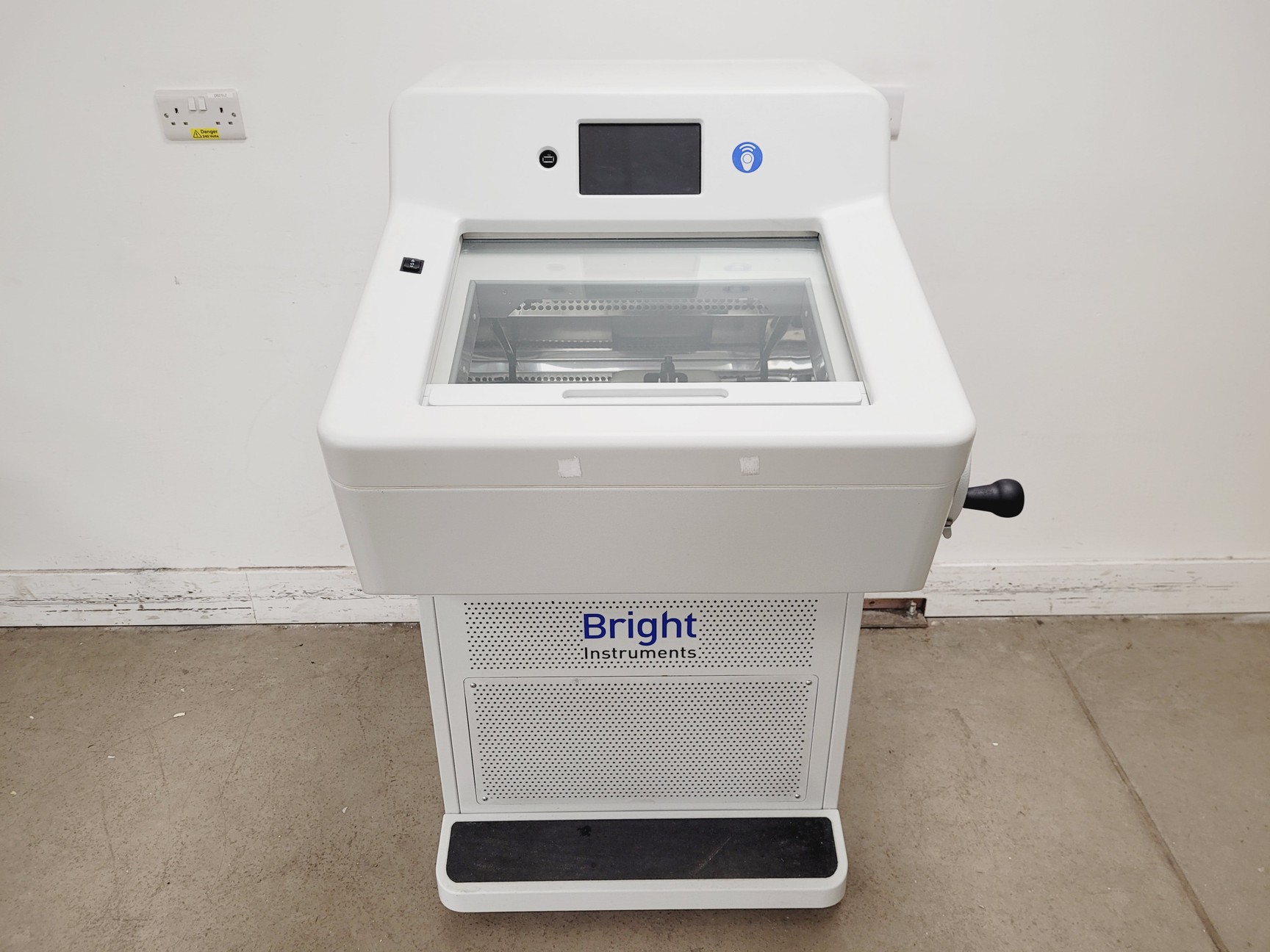 Image of Bright Model OTF6000 Cryostat w/ 2x Cryo-m-bed, 7 x Object Holders & Accessories
