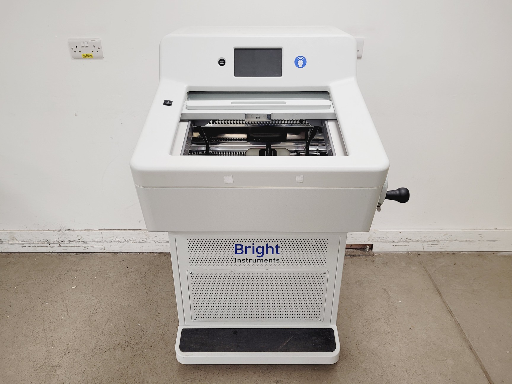Image of Bright Model OTF6000 Cryostat w/ 2x Cryo-m-bed, 7 x Object Holders & Accessories
