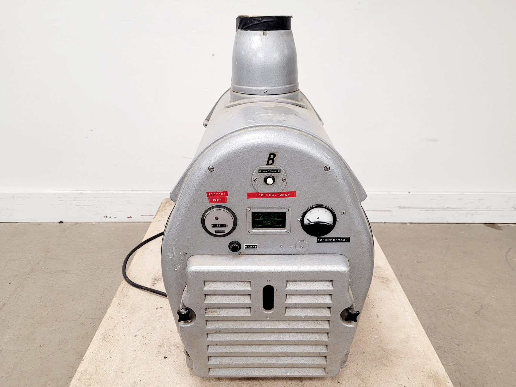 Image of Zeiss Ikon Favorit 16B 16mm Cinema Projector System with Arc/Xenon Lamp Setup