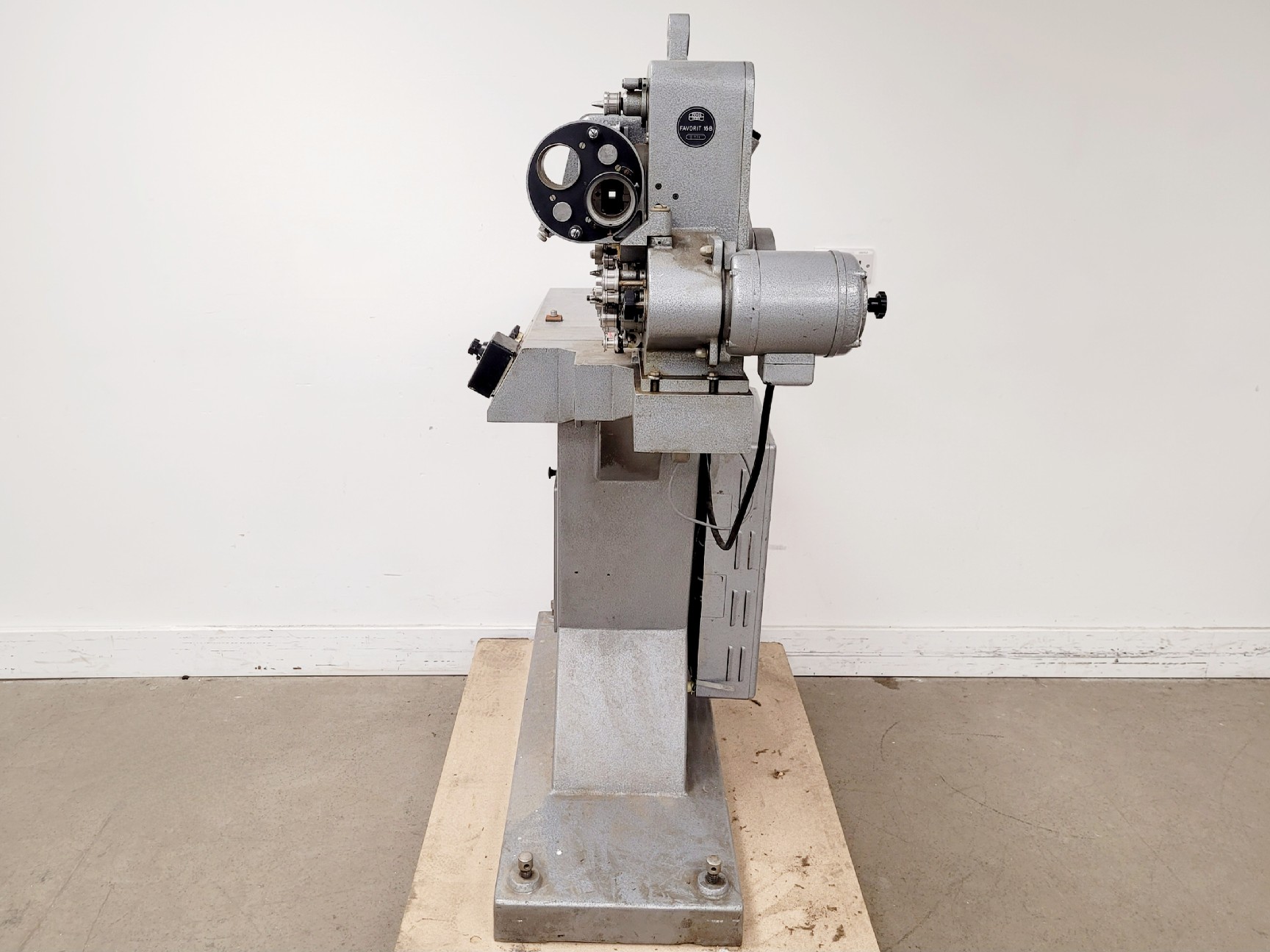 Image of Zeiss Ikon Favorit 16B 16mm Cinema Projector System with Arc/Xenon Lamp Setup