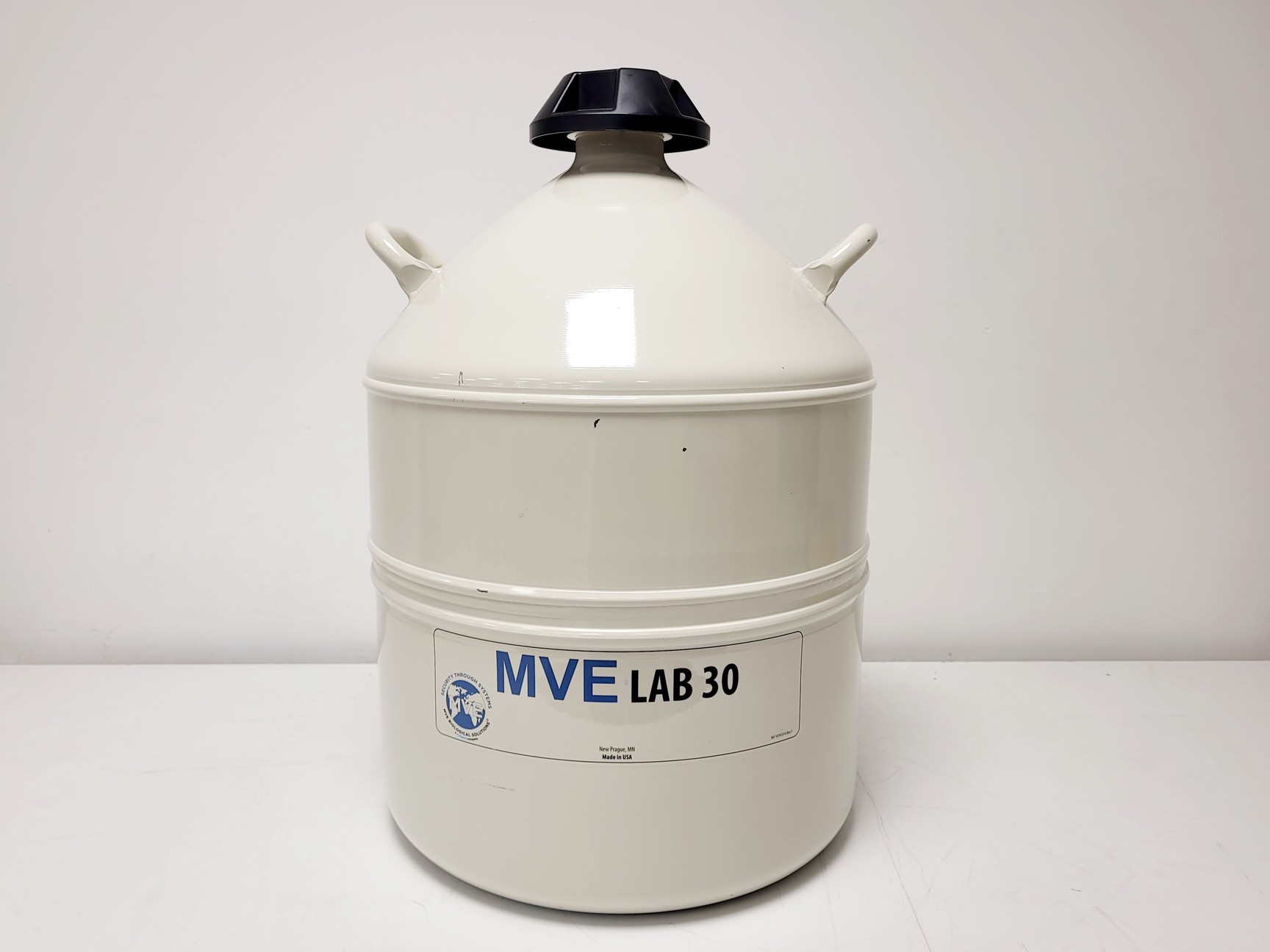 Image of MVE Biological Solutions Lab 30 32l Liquid Nitrogen Dewar