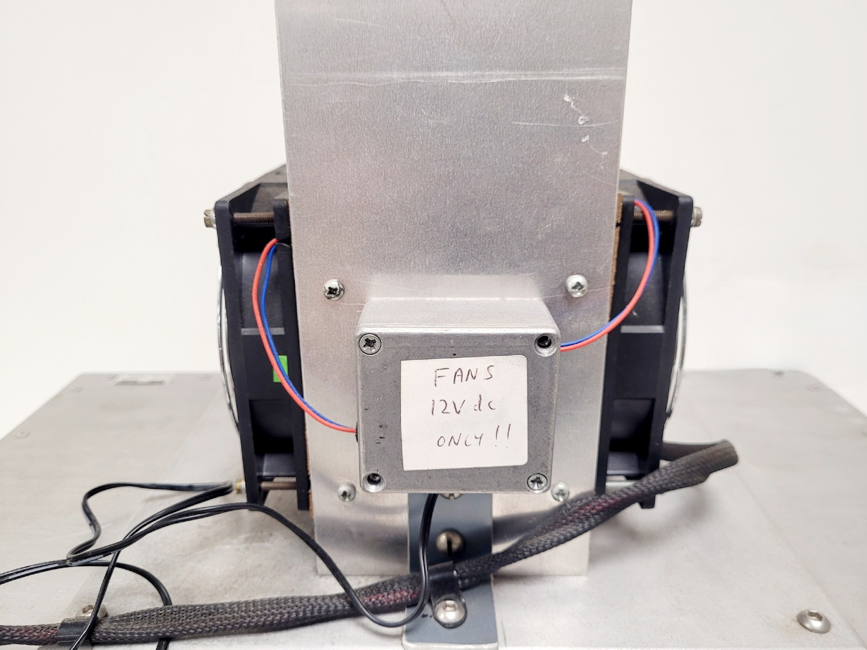 Image of SYNRAD Model J48-1 30-32VDC CO2 Laser Fan Cooled in Metal Housing Class 3+