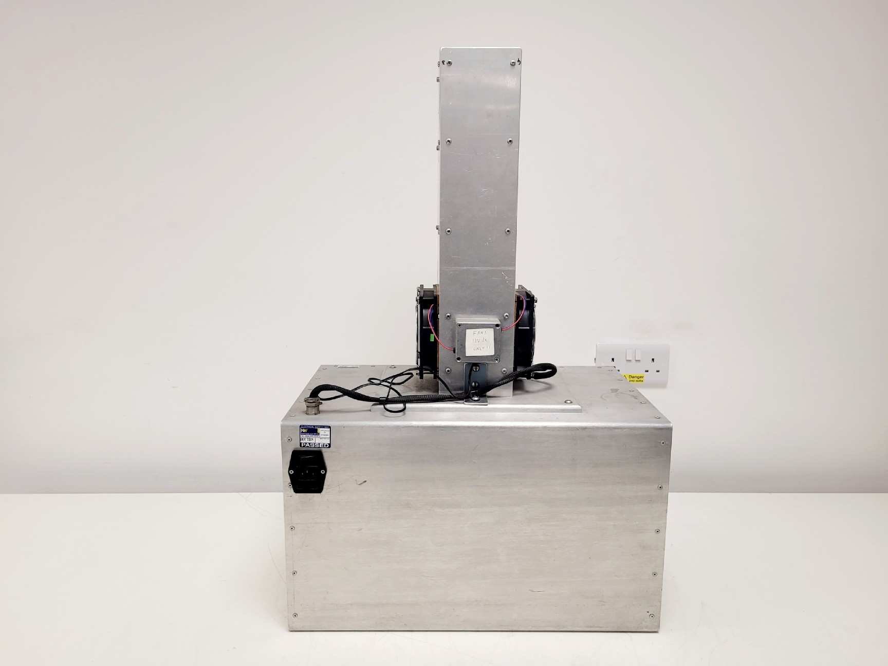 Image of SYNRAD Model J48-1 30-32VDC CO2 Laser Fan Cooled in Metal Housing Class 3+