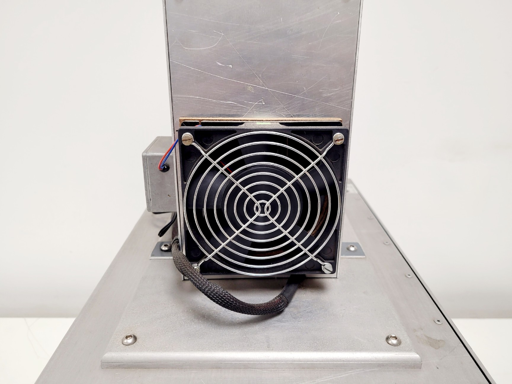 Image of SYNRAD Model J48-1 30-32VDC CO2 Laser Fan Cooled in Metal Housing Class 3+