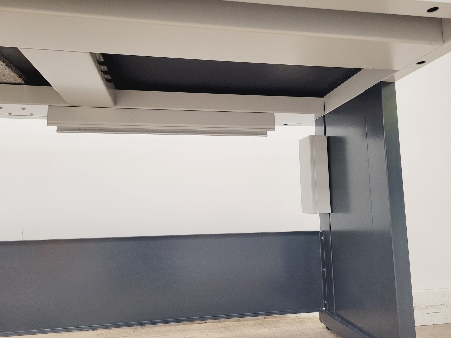 Image of Zeiss Confocal Microscope Marble Top Isolation Table Lab