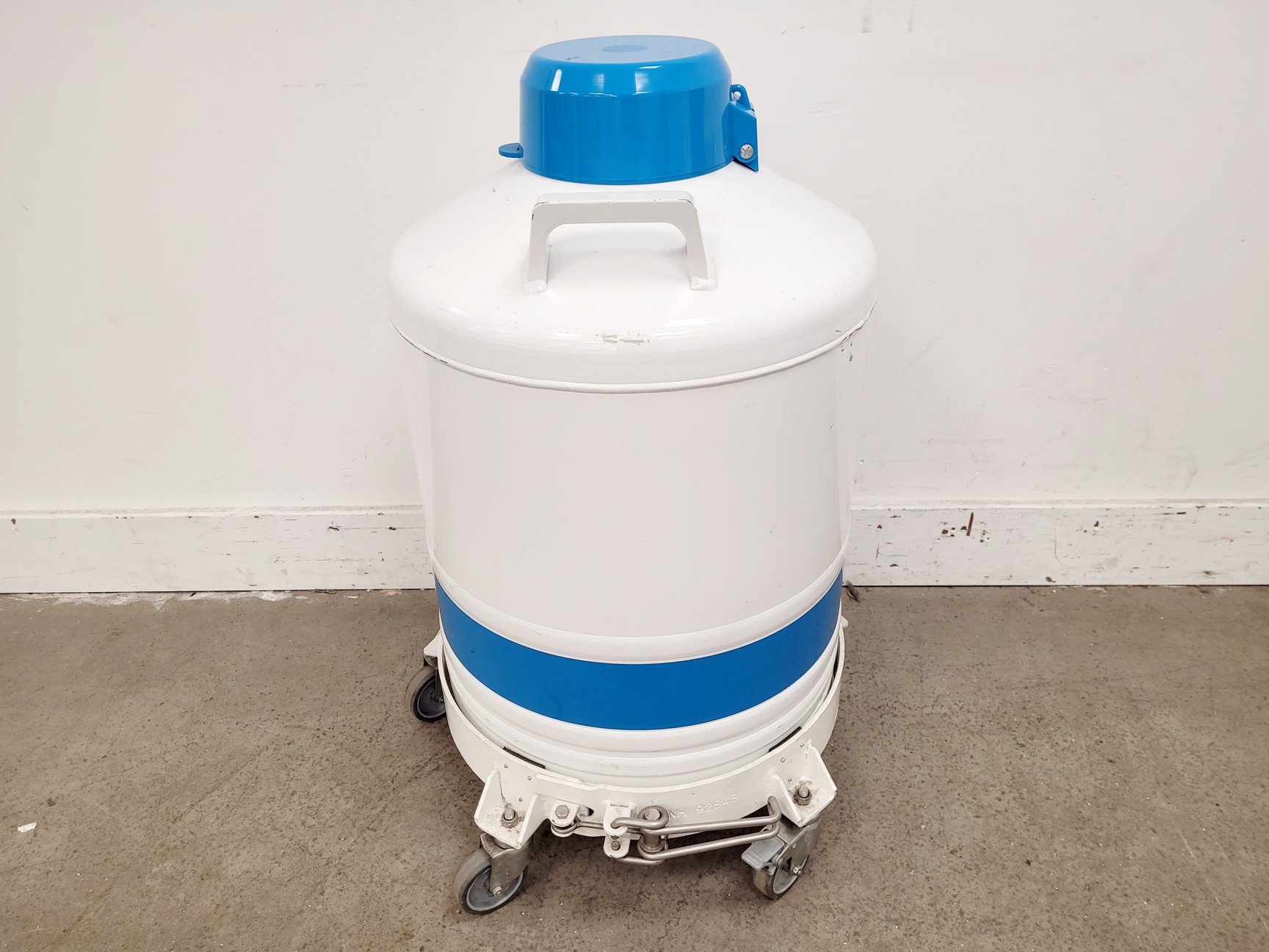 Image of Air Liquide GT38 Liquid Nitrogen Dewar w/ 6 x Storage Cylinder Lab