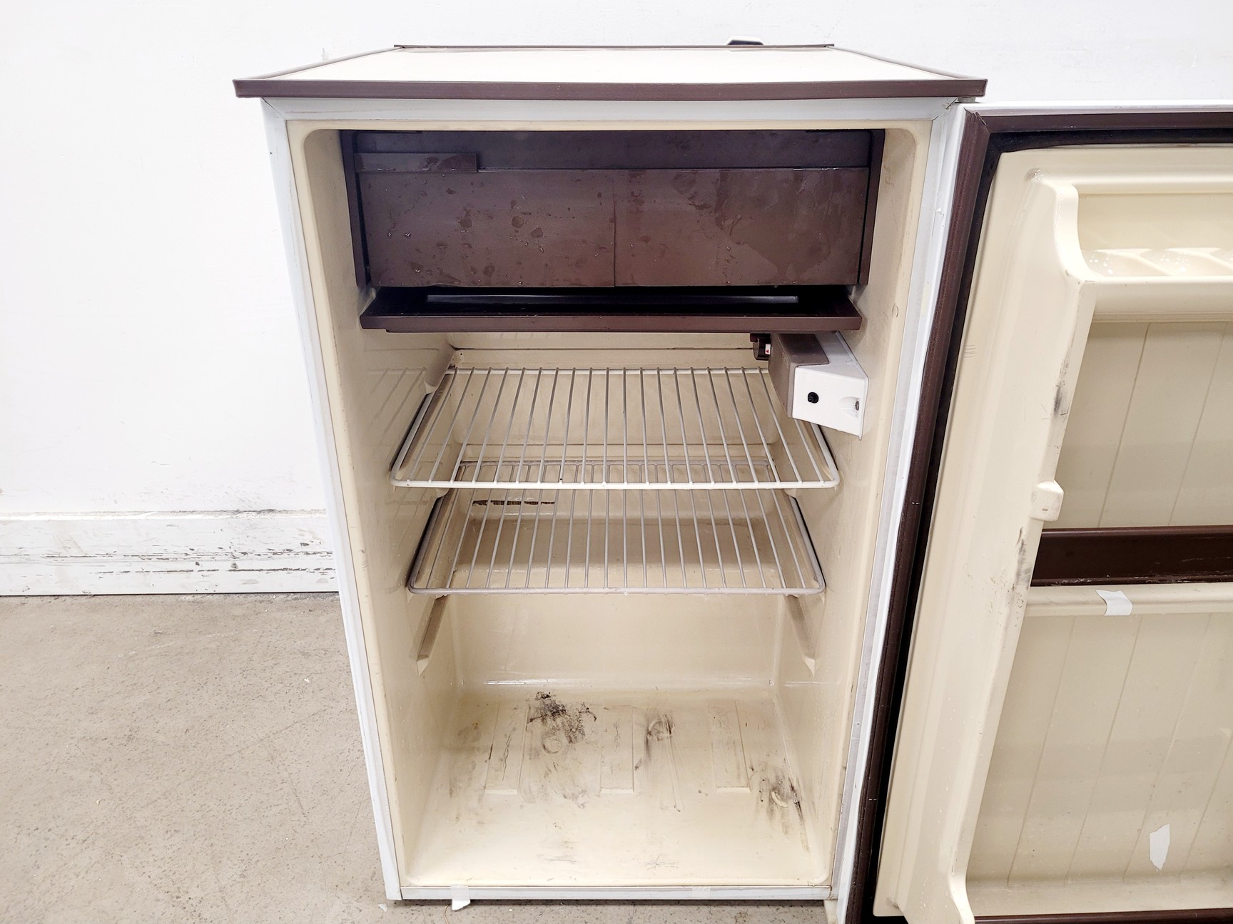 Image of Indesit Under Counter Refrigerator Lab