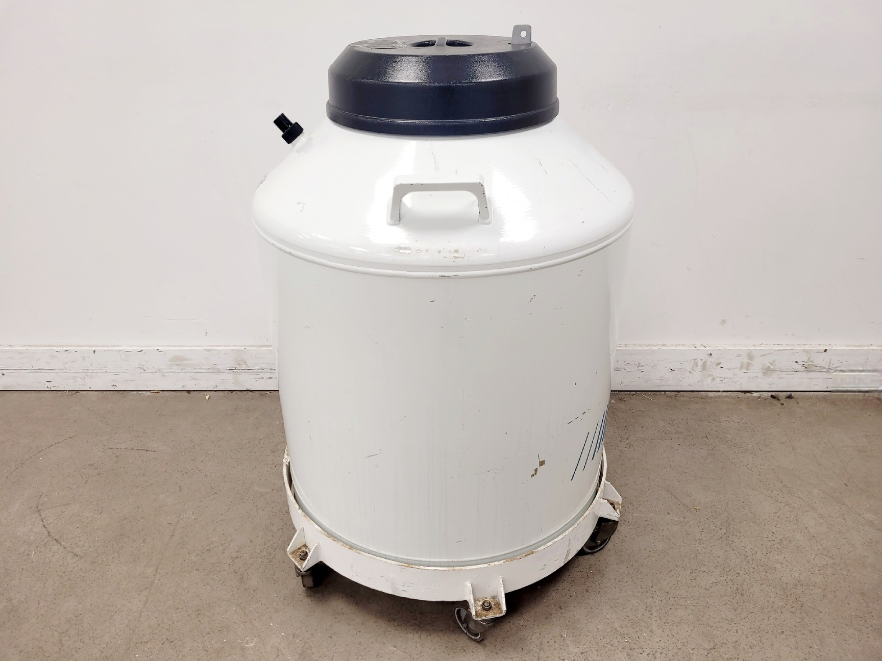 Image of BoroLabs GT140 Liquid Nitrogen Dewar w/ 6 x Storage Racks Lab