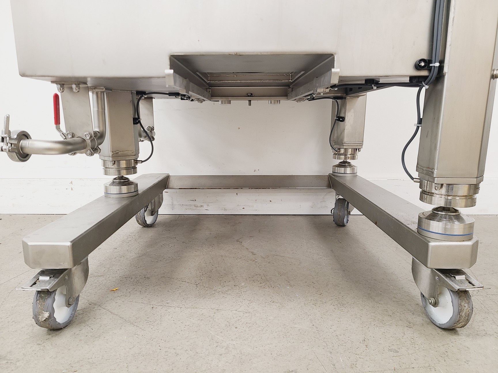 Image of Sartorius Stedim Biotech Pallet Tank for Mixing Base Module EU 200L w/ Combics 1