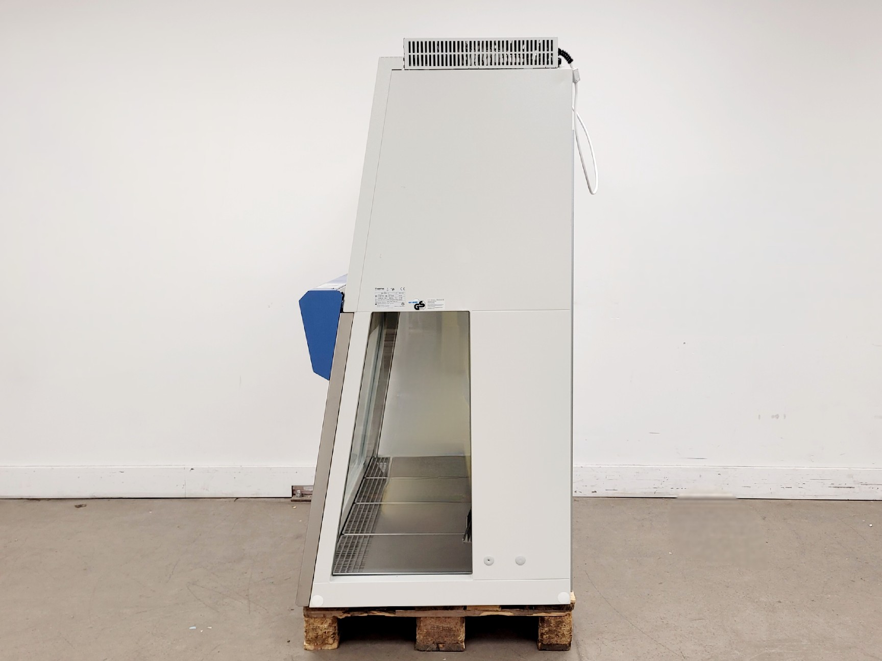 Image of Thermo Scientific Safe 2020 Model 1.2 Class 2 Biological Safety Cabinet w/ Stand