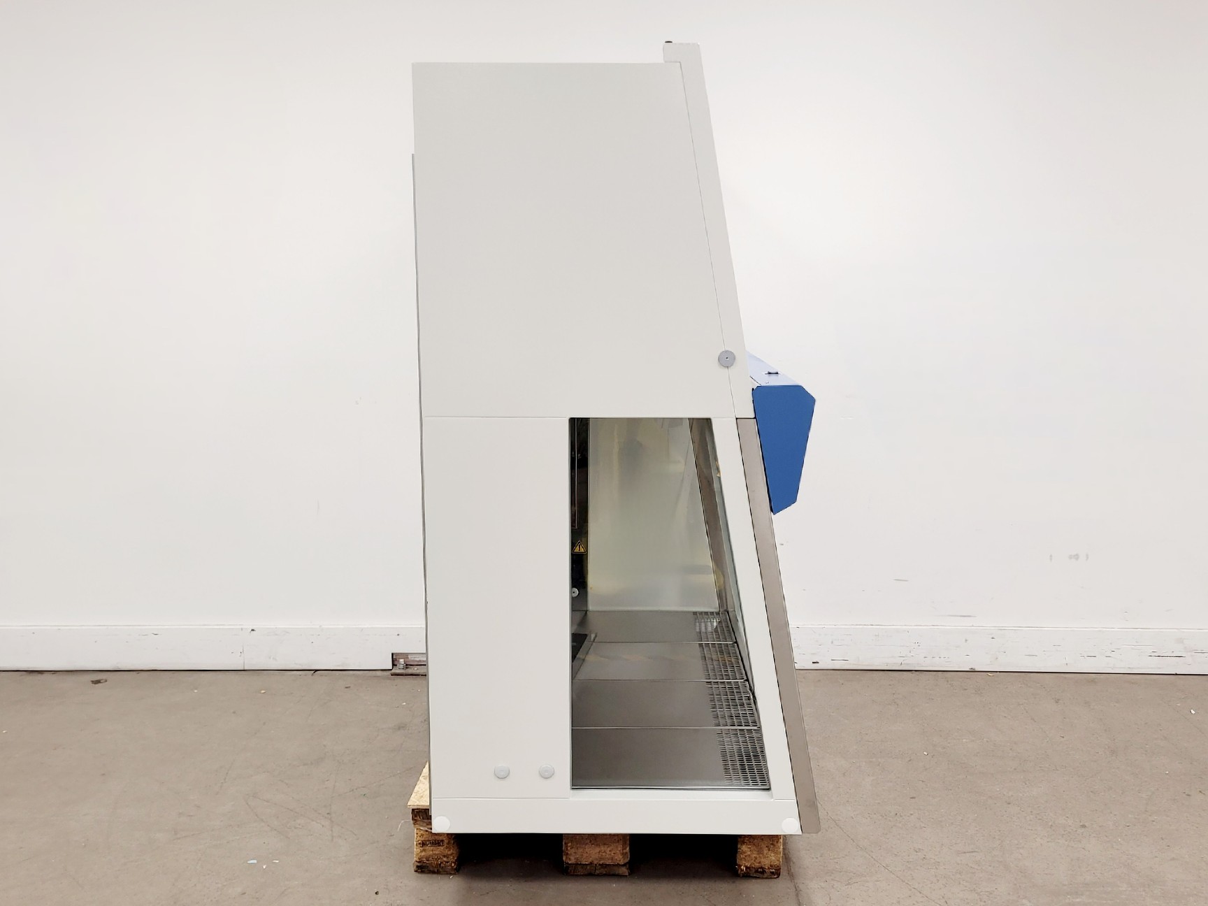 Image of Thermo Scientific Safe 2020 Model 1.2 Class 2 Biological Safety Cabinet w/ Stand