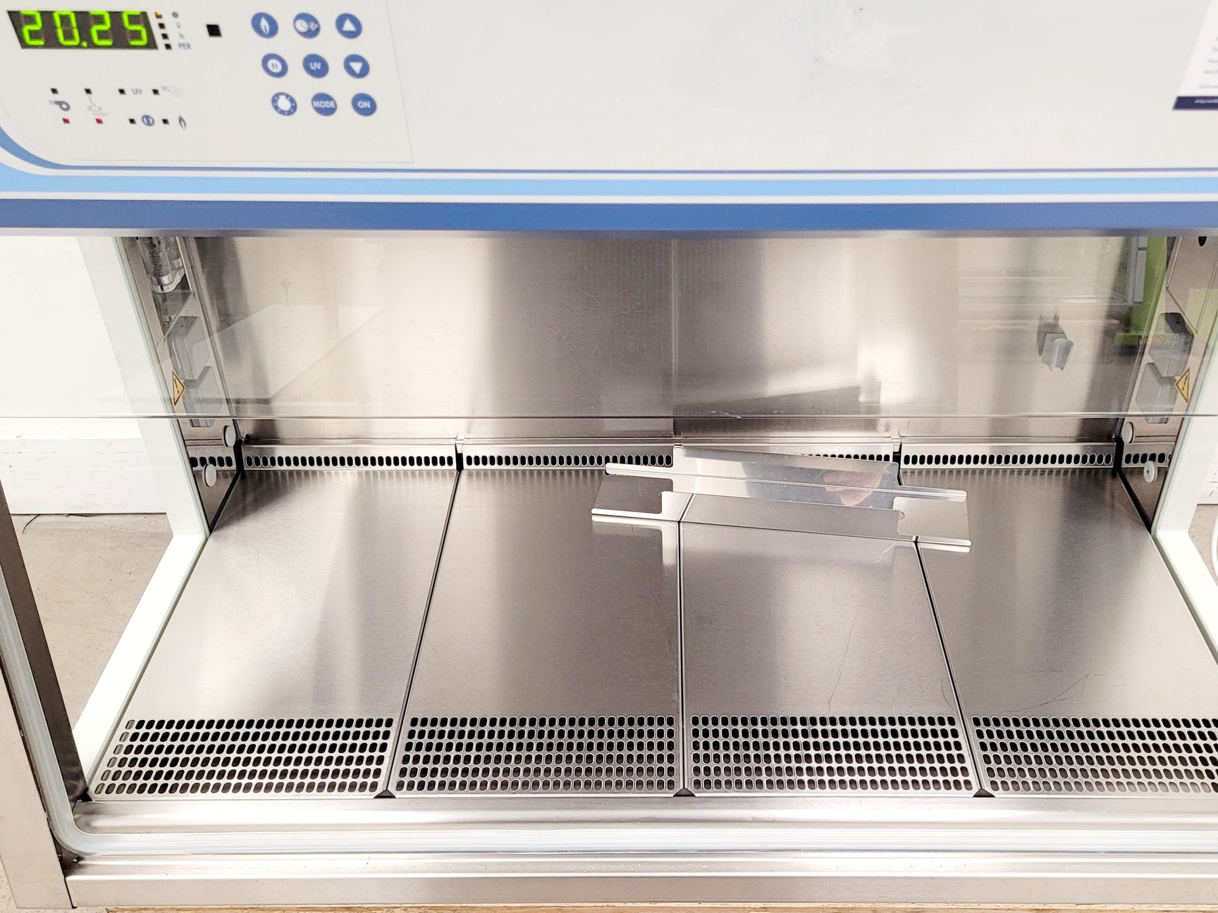 Image of Thermo Scientific Safe 2020 Model 1.2 Class 2 Biological Safety Cabinet w/ Stand