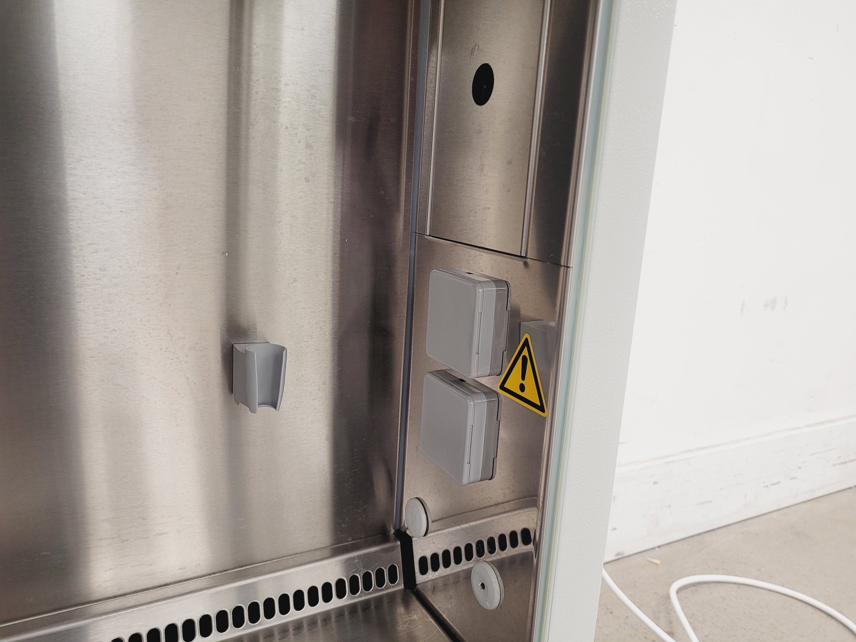 Image of Thermo Scientific Safe 2020 Model 1.2 Class 2 Biological Safety Cabinet w/ Stand